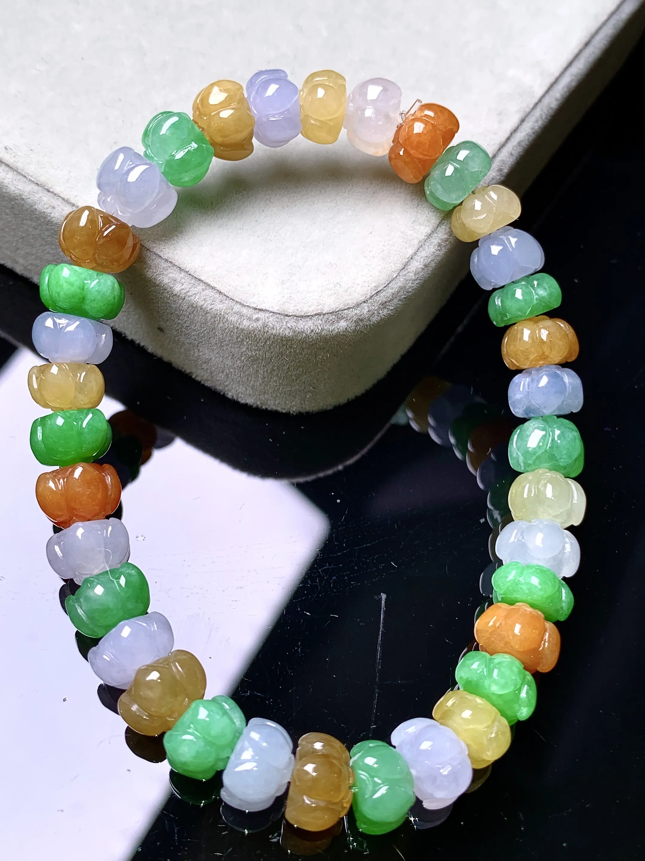 多彩花蕾手链 玉质细腻 色泽艳丽清新 整体尺寸7.5*5.8