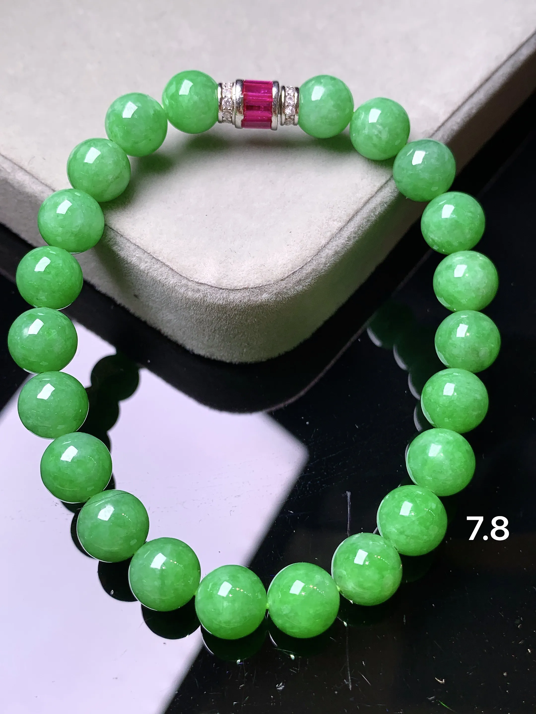 翠绿圆珠手链 玉质细腻 色泽清新艳丽 整体尺寸7.8