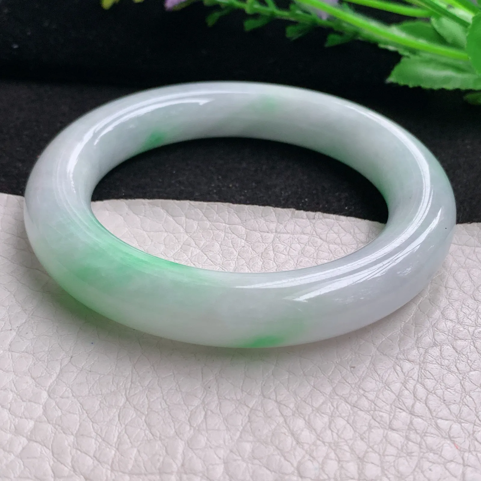 yh实拍56*11.8胖圆镯 缅甸翡翠精美白底青圆条玉手镯 玉手环