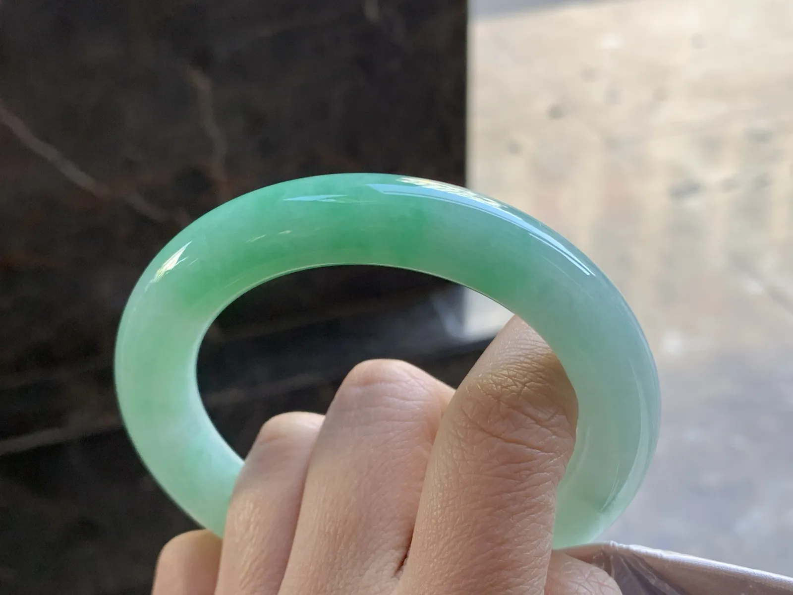 56.5-11.2

阳绿色圆条手镯^_^色阳 细腻