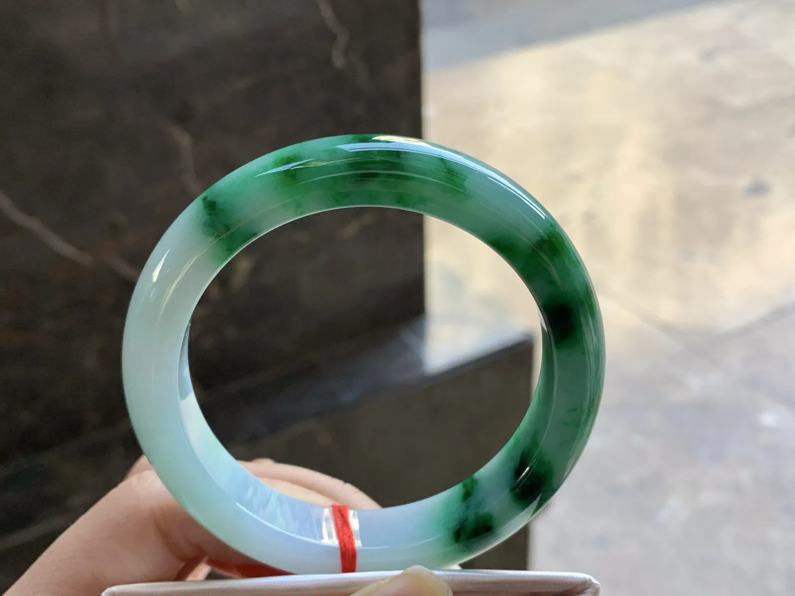 57-13.2-9.8

浓绿色手镯^_^鲜艳 玉质温润