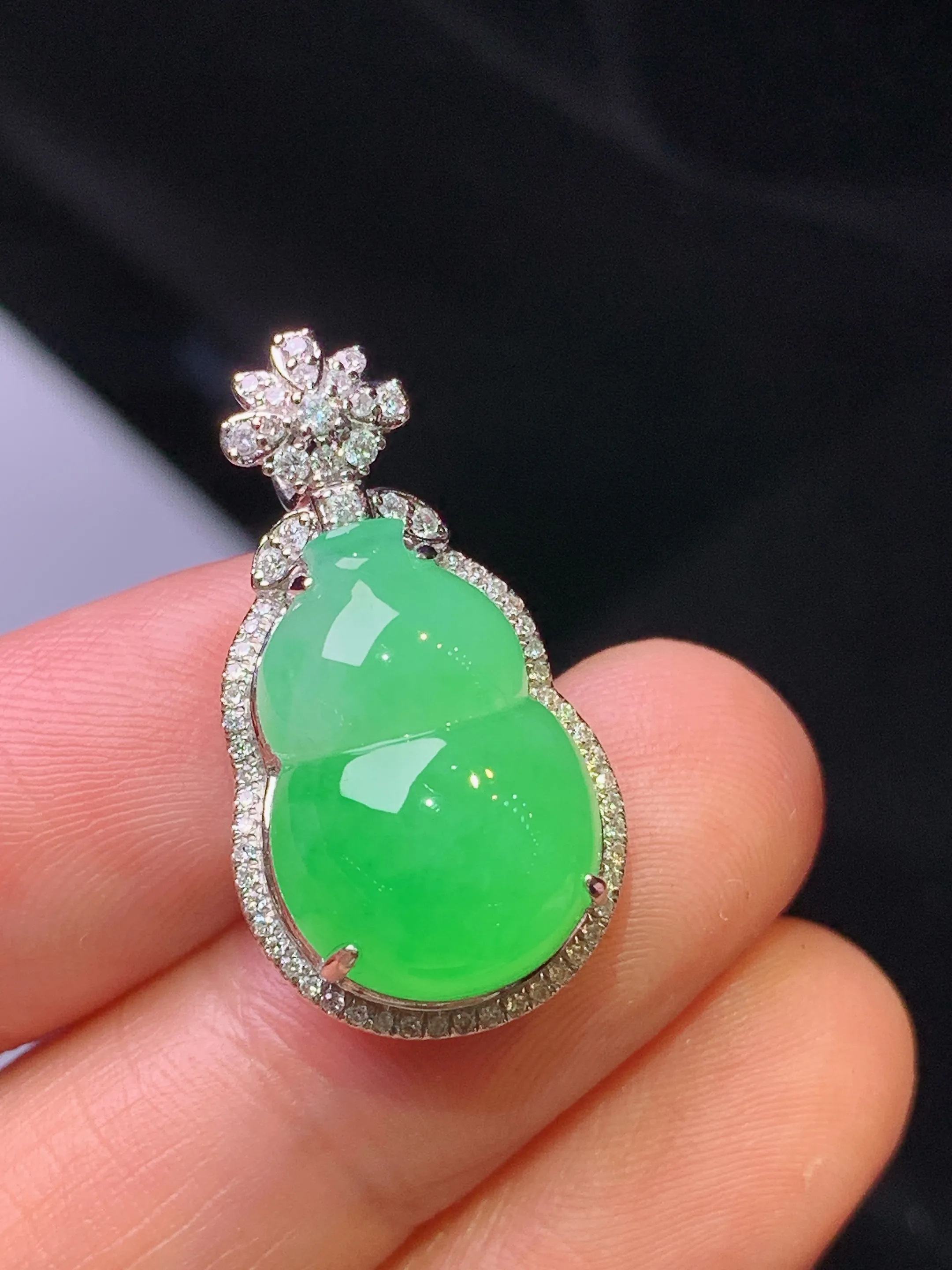 18k金钻镶嵌翠绿葫芦吊坠 玉质细腻 色泽艳丽清新 整体尺寸26*14.3*10.3