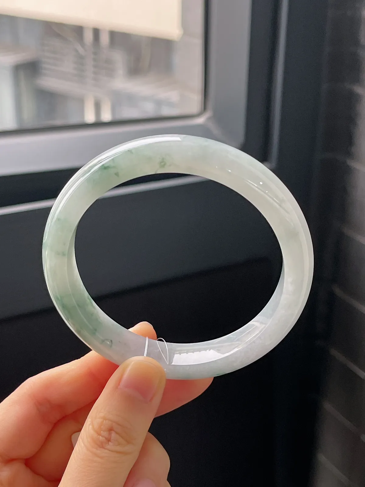 正圈60圈口，翡翠糯化种飘绿色手镯