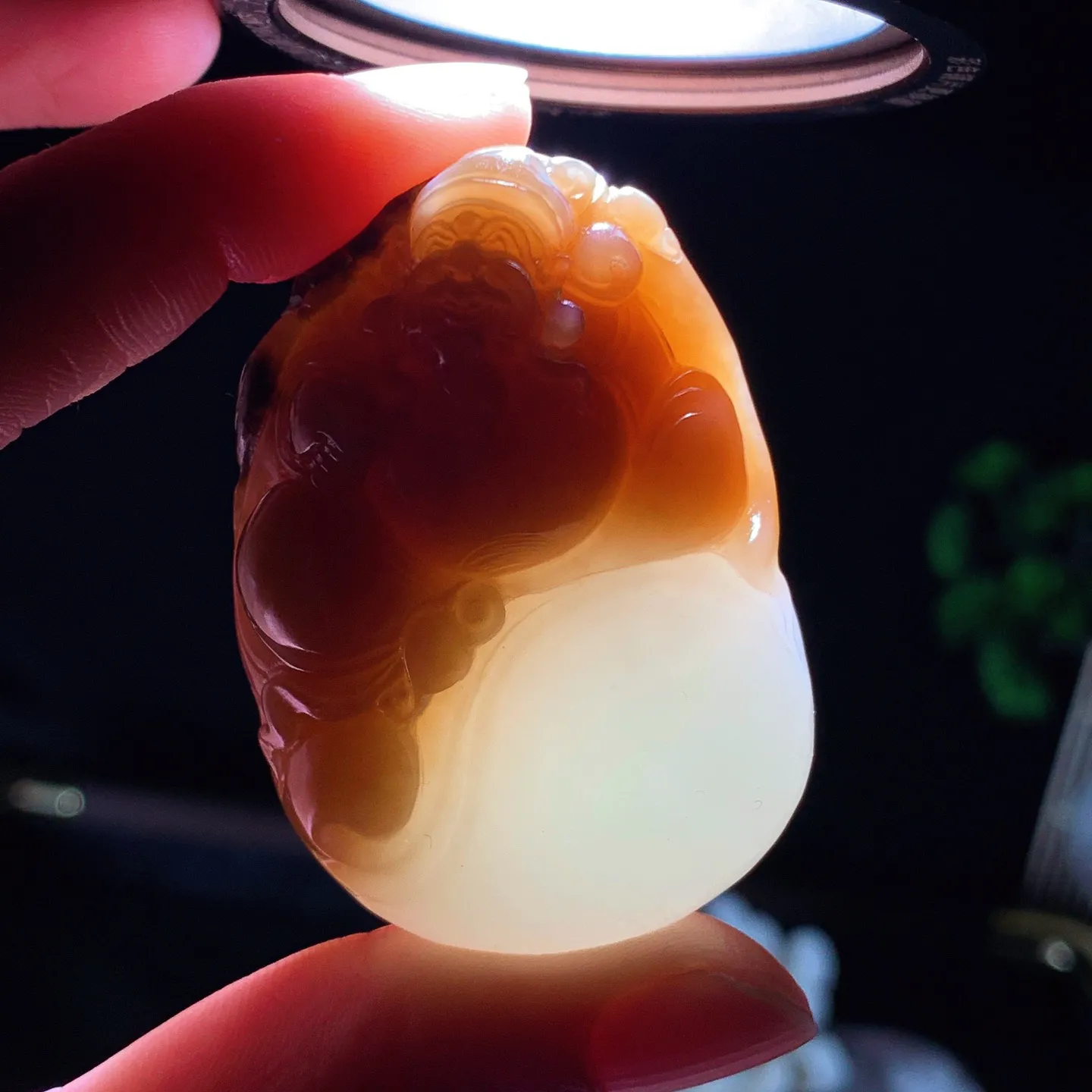 新疆和田玉且末糖财神爷挂件。 尺寸52/37/17mm重62.5克。玉质细腻油润。手推出油。品相大气 lt260119