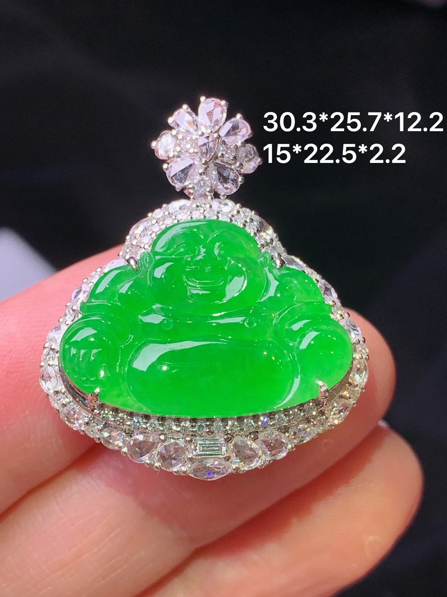 18k金钻镶嵌满绿佛公吊坠 玉质细腻 色泽清新艳丽 整体尺寸30.3*25.7*12.2