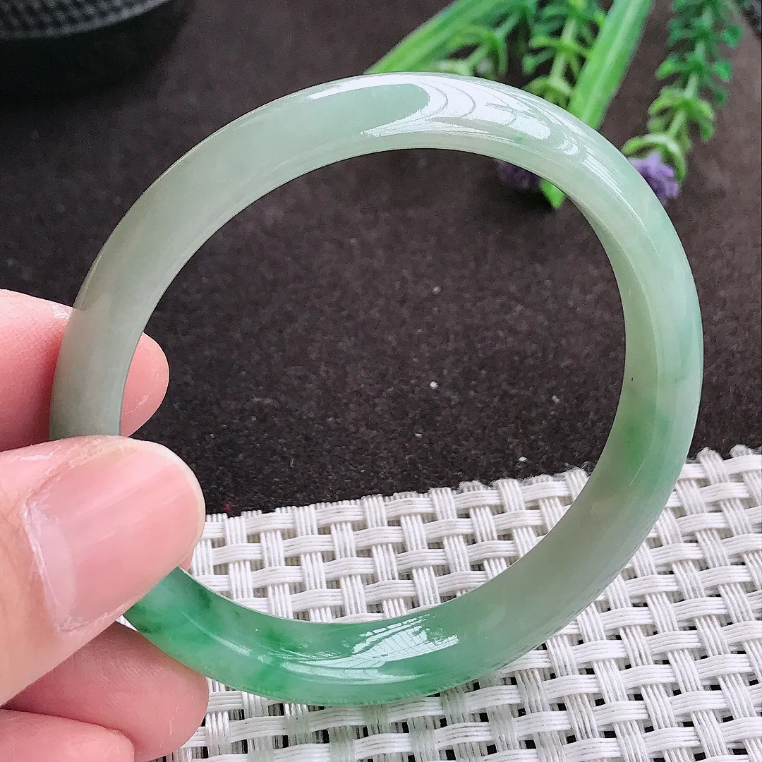 实拍A货翡翠53.5/10.6/6老坑冰胶水灵飘阳绿手镯宽边翡翠玉镯女款