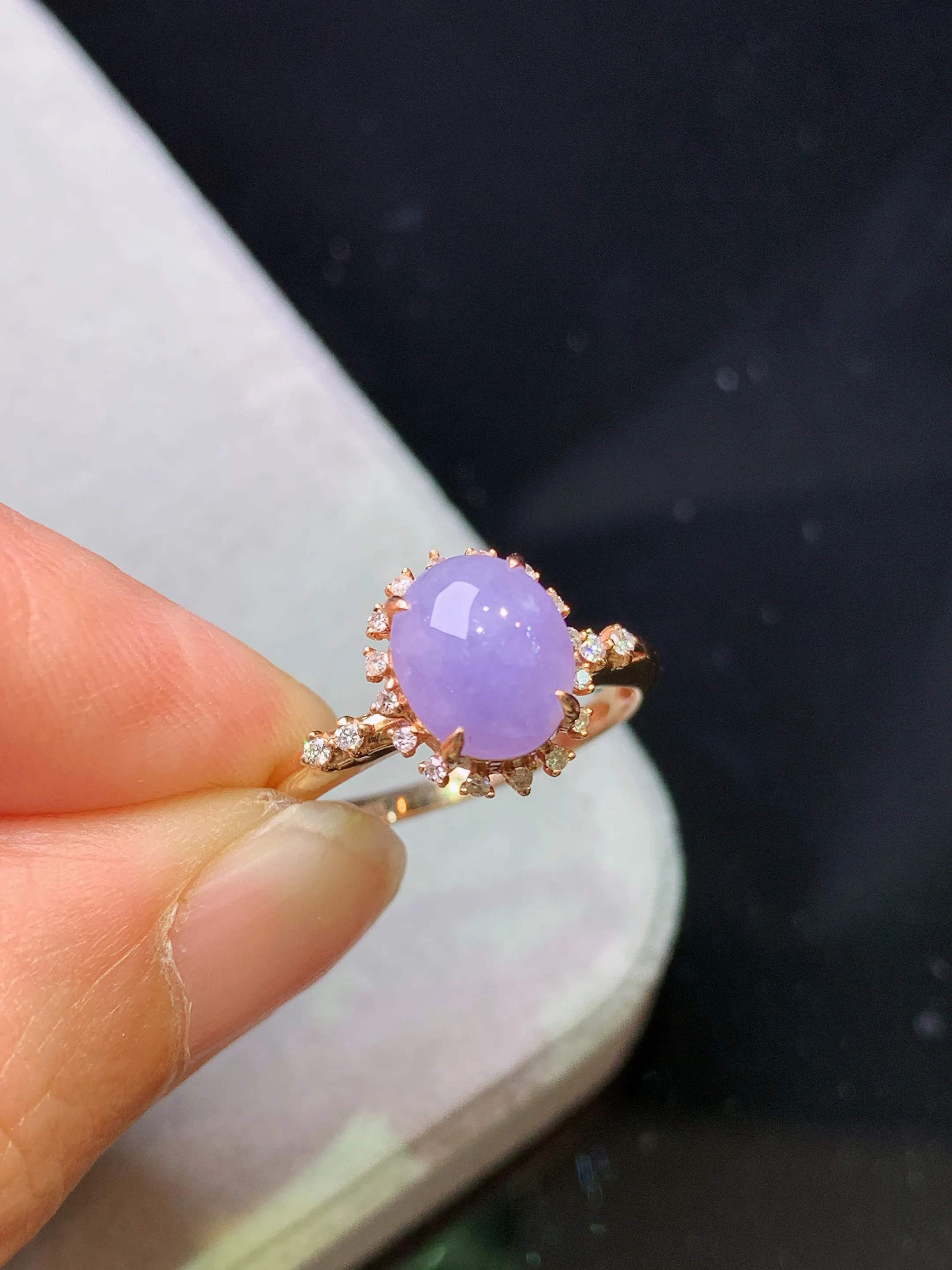 18k金钻镶嵌紫罗兰蛋面戒指 玉质细腻 色泽清新艳丽 圈口13 整体尺寸10.8*9.3*8.8