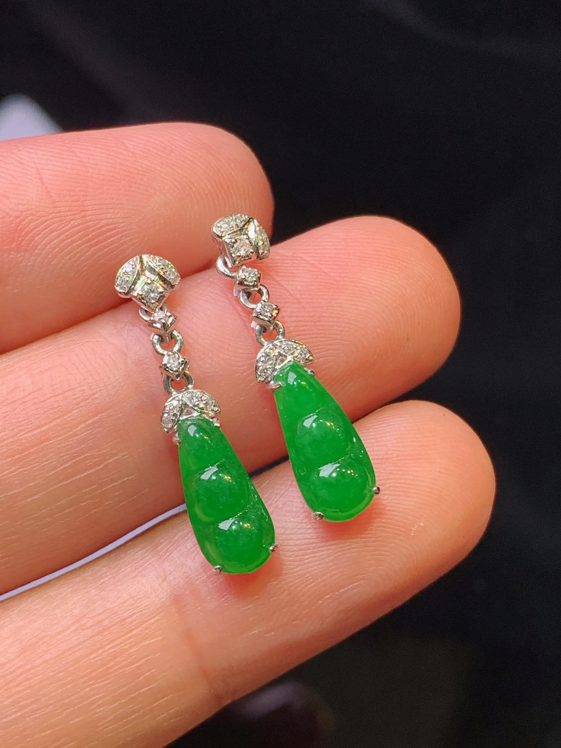 18k金钻镶嵌满绿四季豆耳坠 玉质细腻 色泽艳丽清新 整体尺寸23*5*4.3