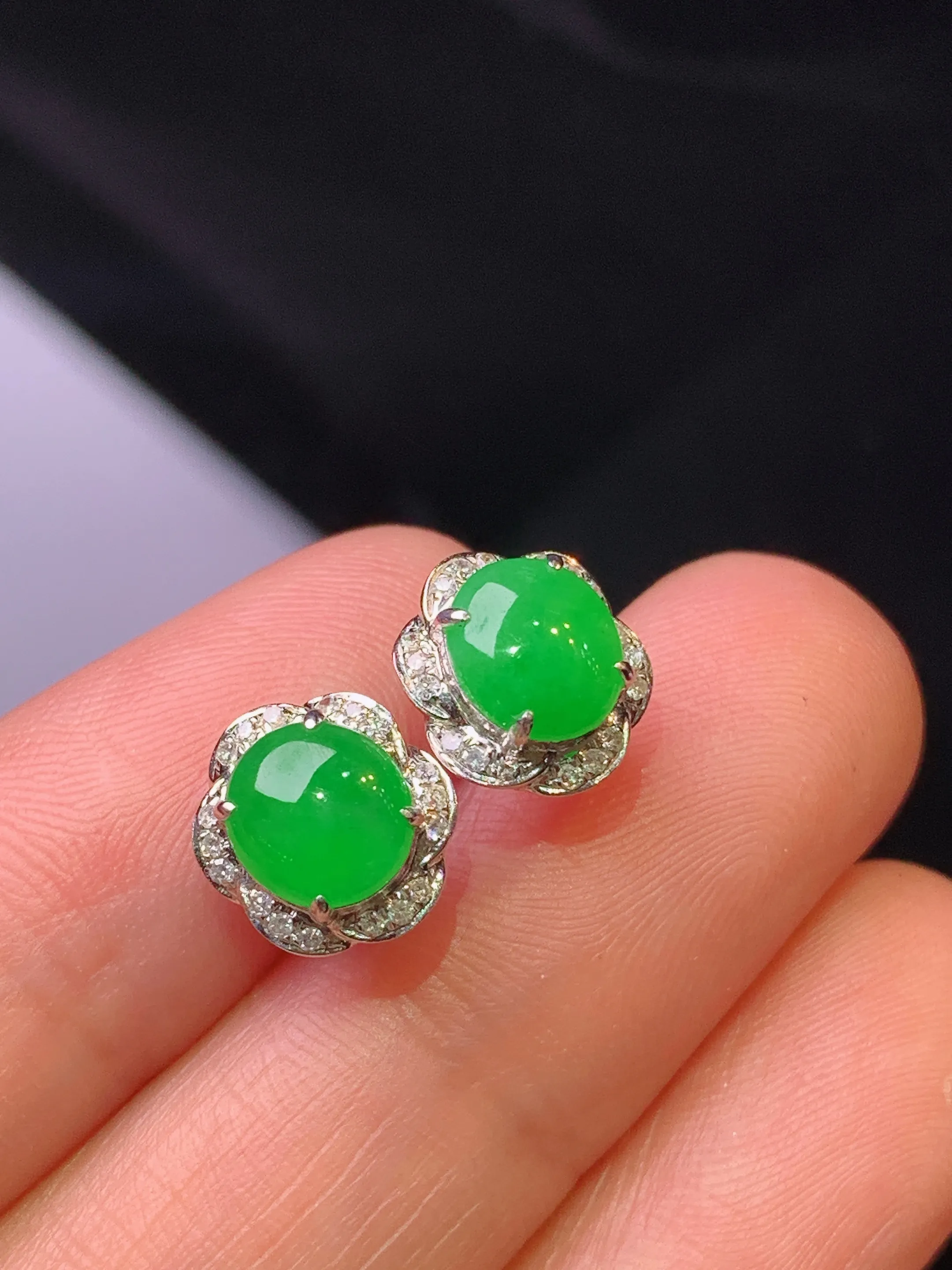 18k金钻镶嵌满绿蛋面耳钉 玉质细腻 色泽艳丽清新 整体尺寸9.5*8.6*6.3