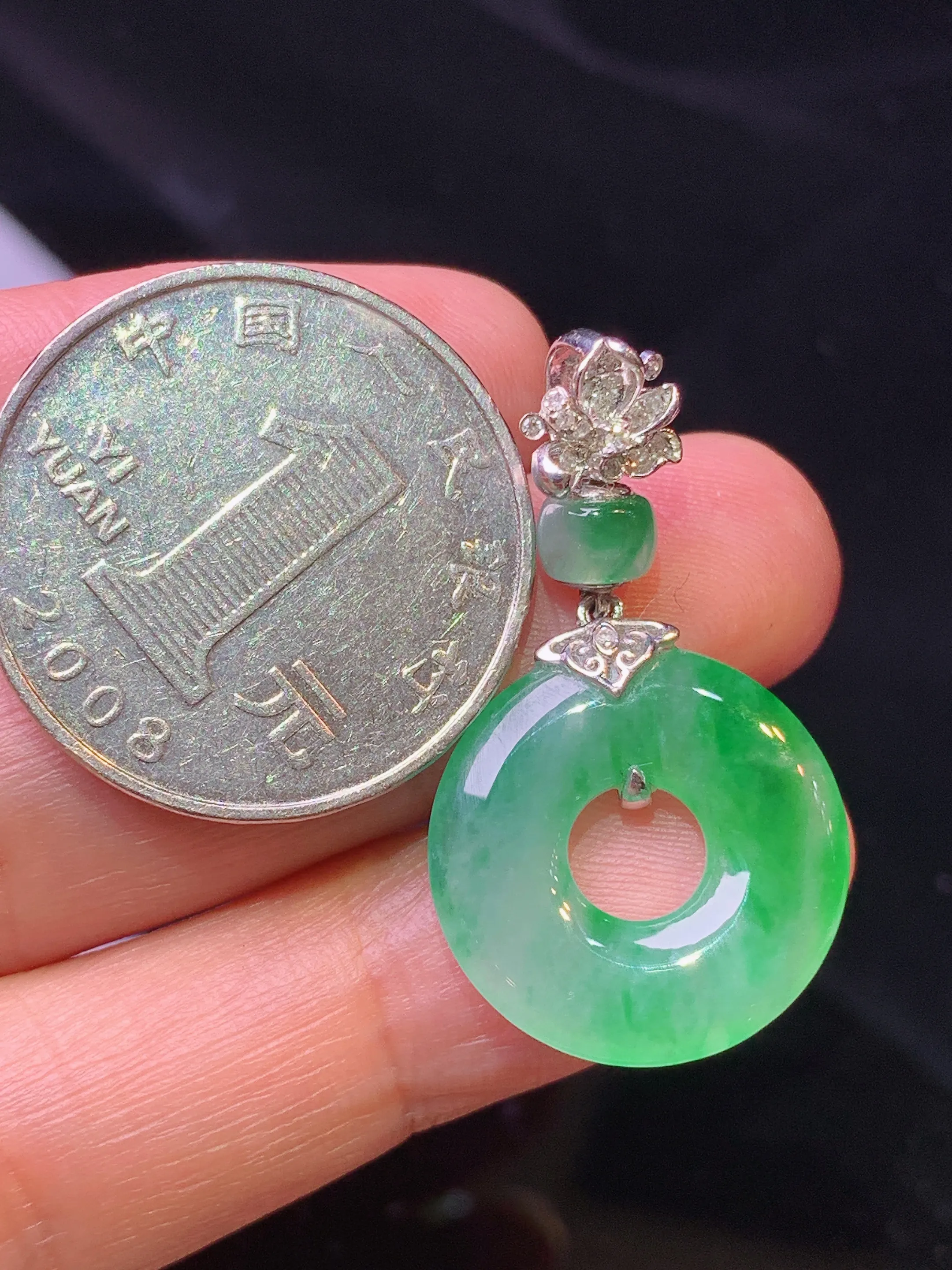 18k金钻镶嵌翠绿平安环吊坠 玉质细腻 色泽艳丽清新 整体尺寸33*18.6*3.7