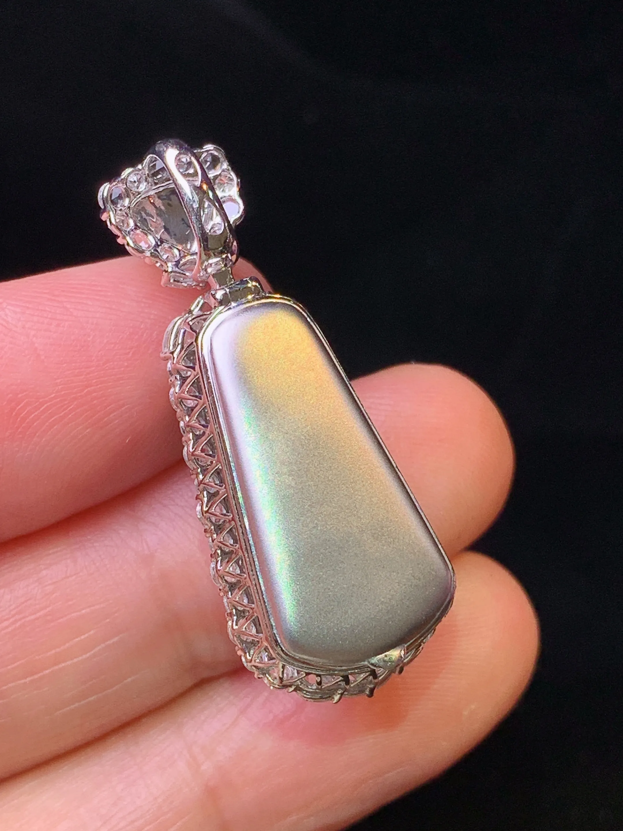 18k金钻镶嵌翠绿玉柱吊坠 玉质细腻 色泽艳丽清新 整体尺寸33.6*13.5*11