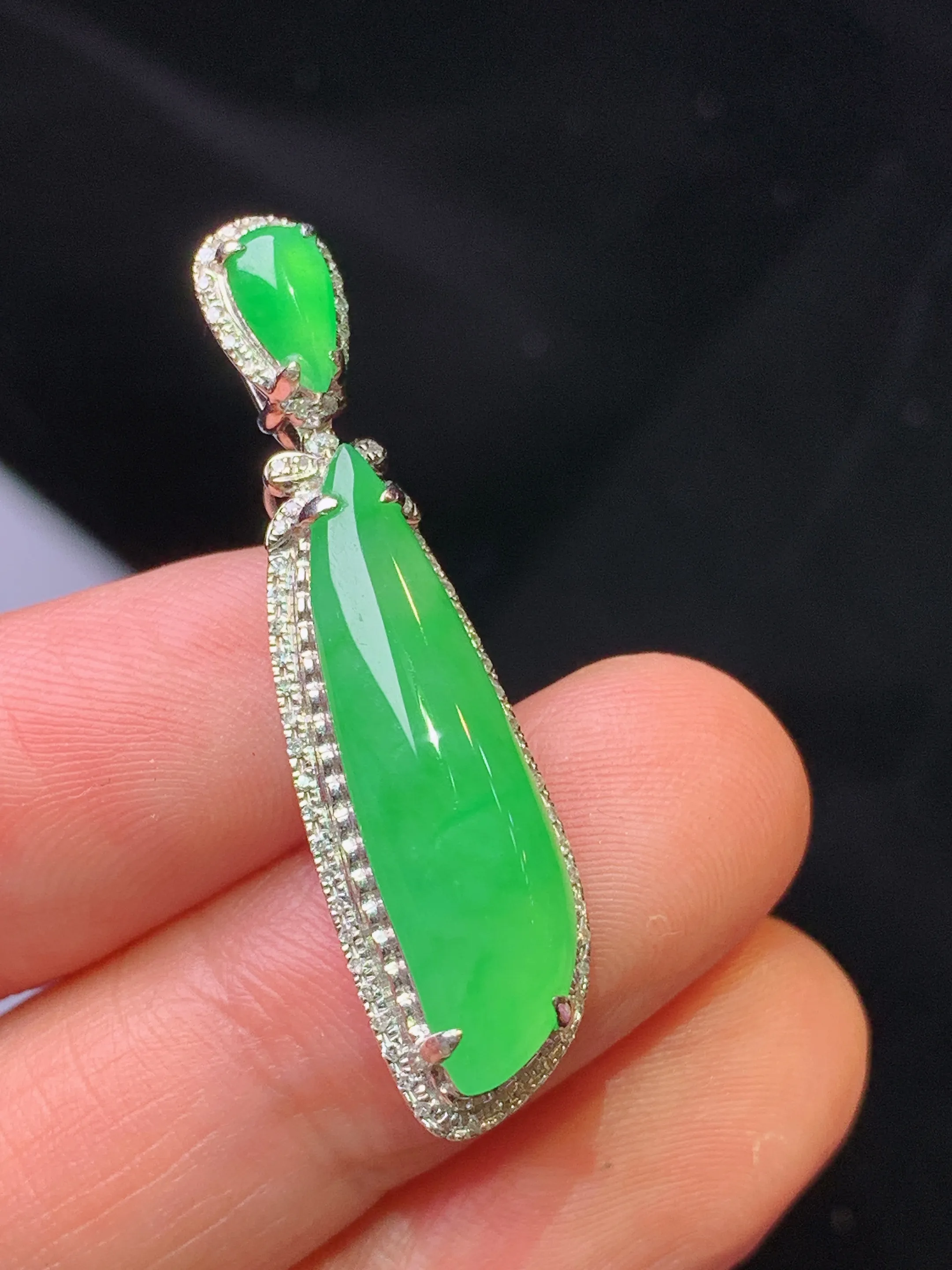 18k金钻镶嵌翠绿福瓜吊坠 玉质细腻 色泽清新艳丽 整体尺寸36.6*9.8*7.5