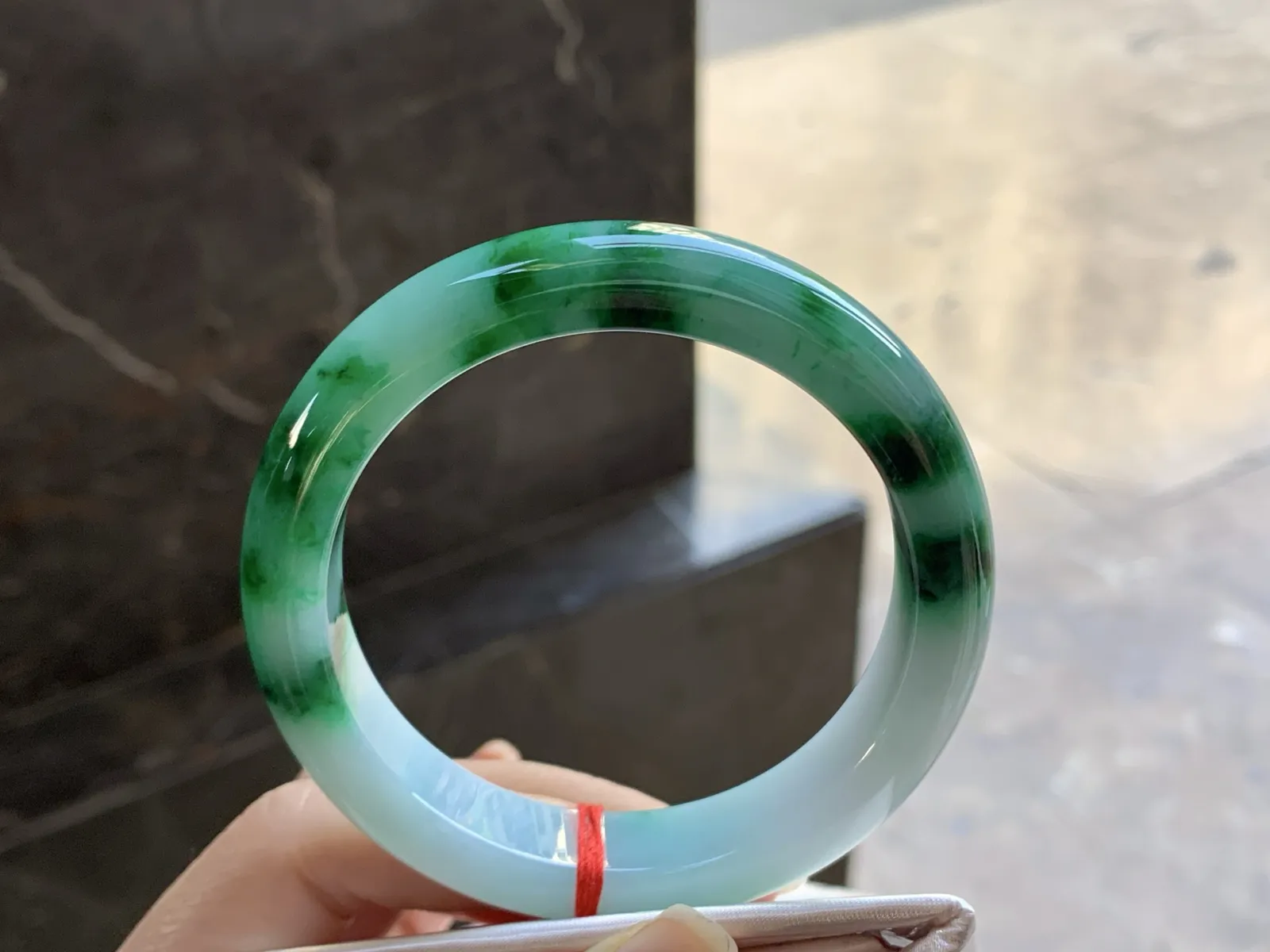 57-13.2-9.8

浓绿色手镯^_^鲜艳 玉质温润