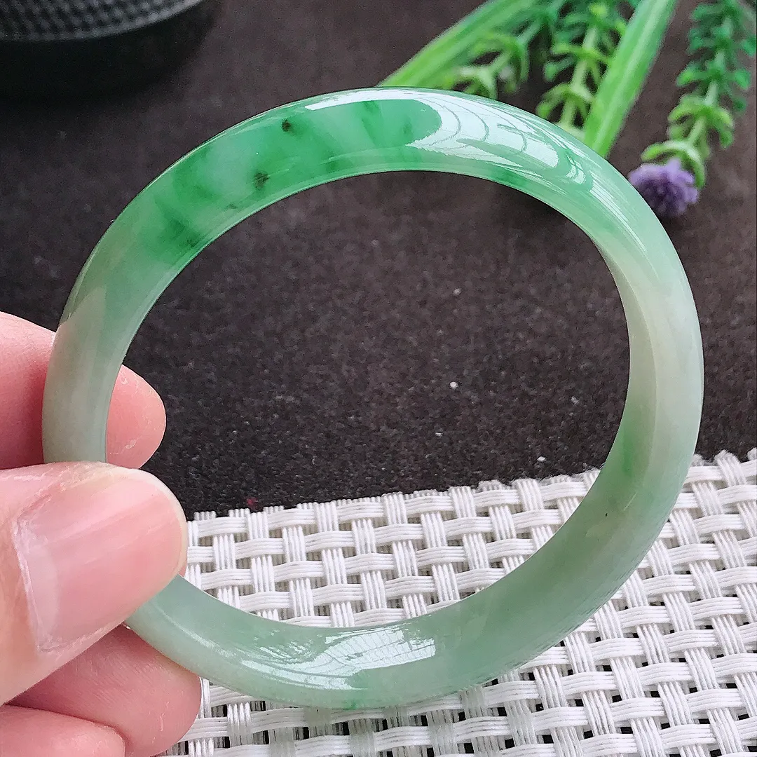 实拍A货翡翠53.5/10.6/6老坑冰胶水灵飘阳绿手镯宽边翡翠玉镯女款