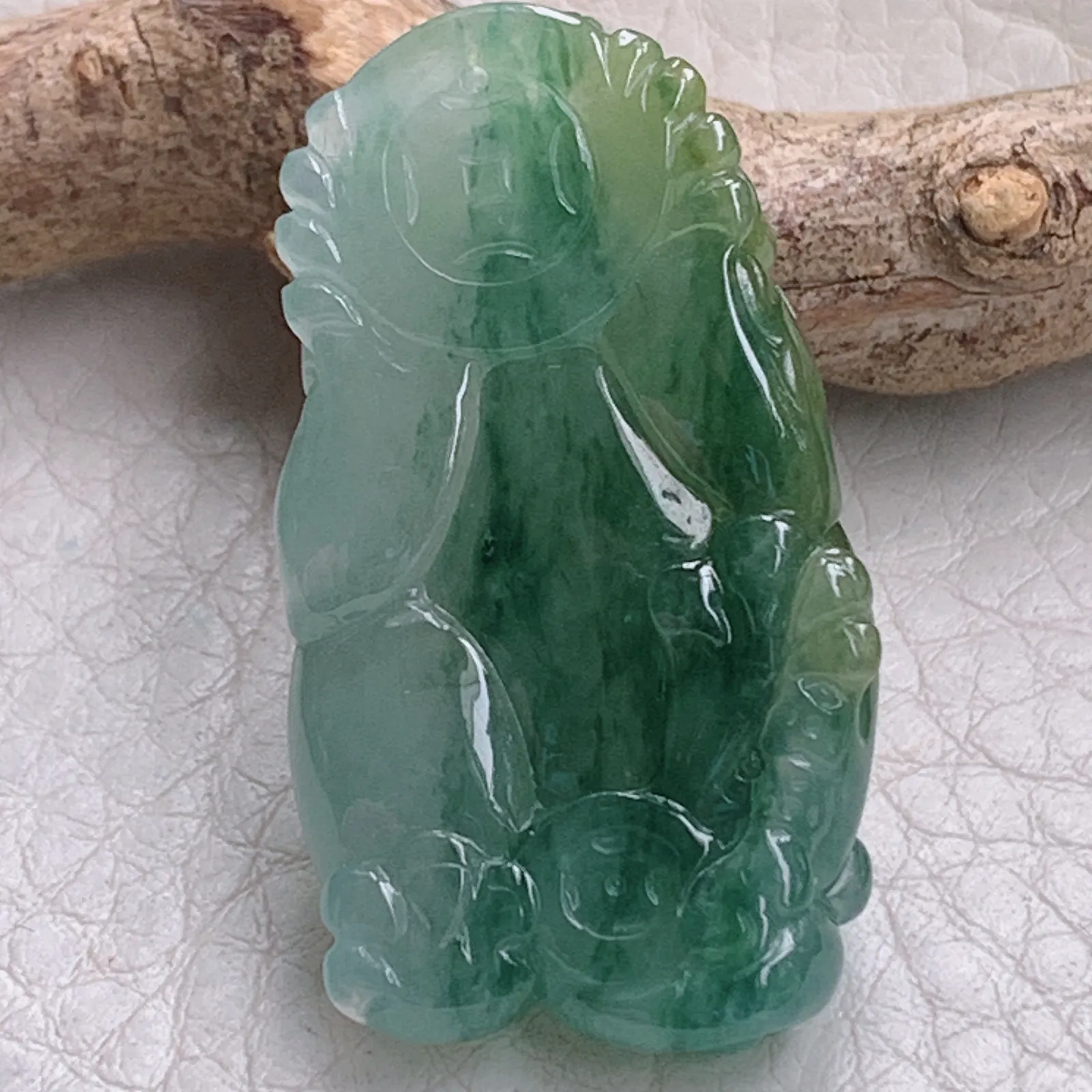 lz实拍36.8*21*12.5缅甸翡翠精雕俏色三彩冰皮休 貔貅玉吊坠 玉挂坠