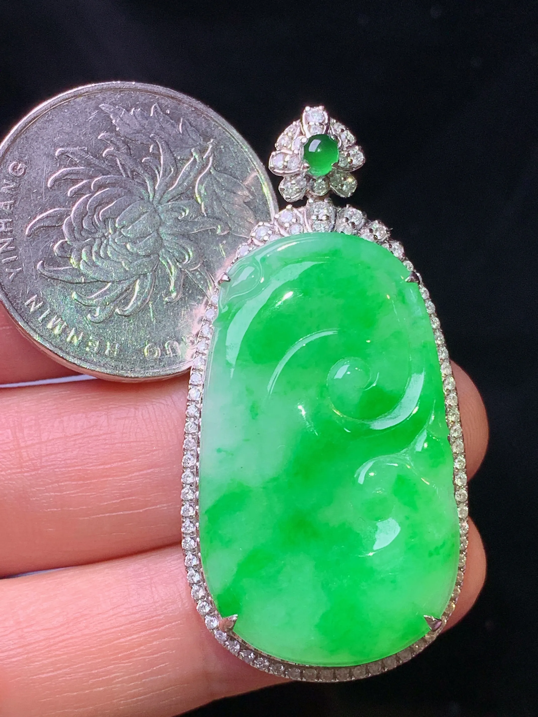 18k金钻镶嵌翠绿如意吊坠 玉质细腻 色泽清新艳丽 整体尺寸45.2*22.5*8.5