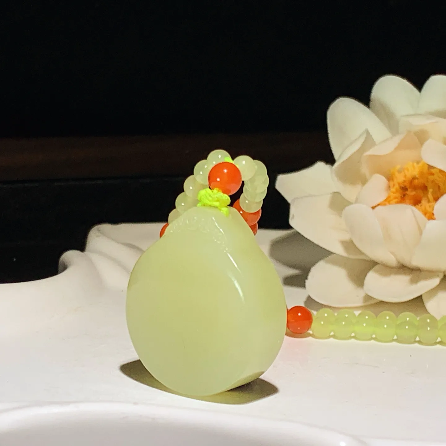 新疆和田玉若羌黄口料平安无事圆牌挂件。 尺寸30/26/11mm重34克。玉质细腻油润。手推出油。品相大气 lt260119