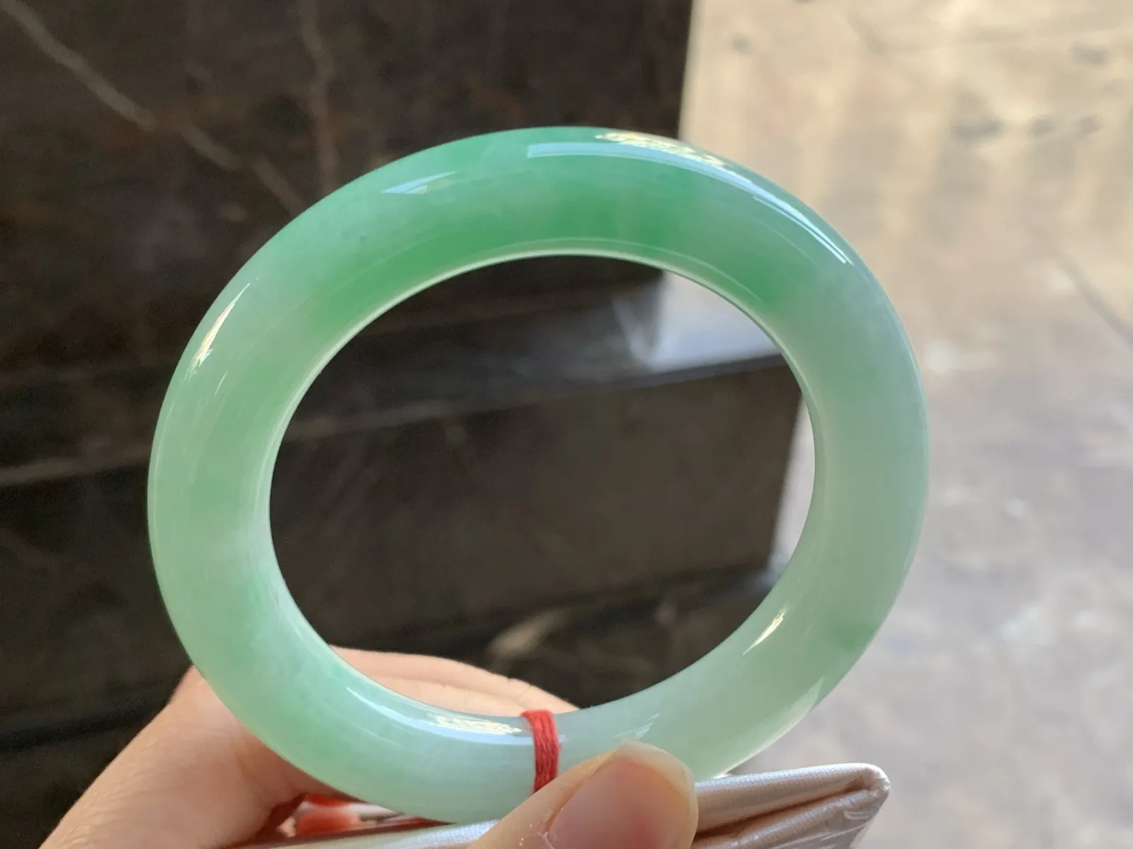 56.5-11.2

阳绿色圆条手镯^_^色阳 细腻