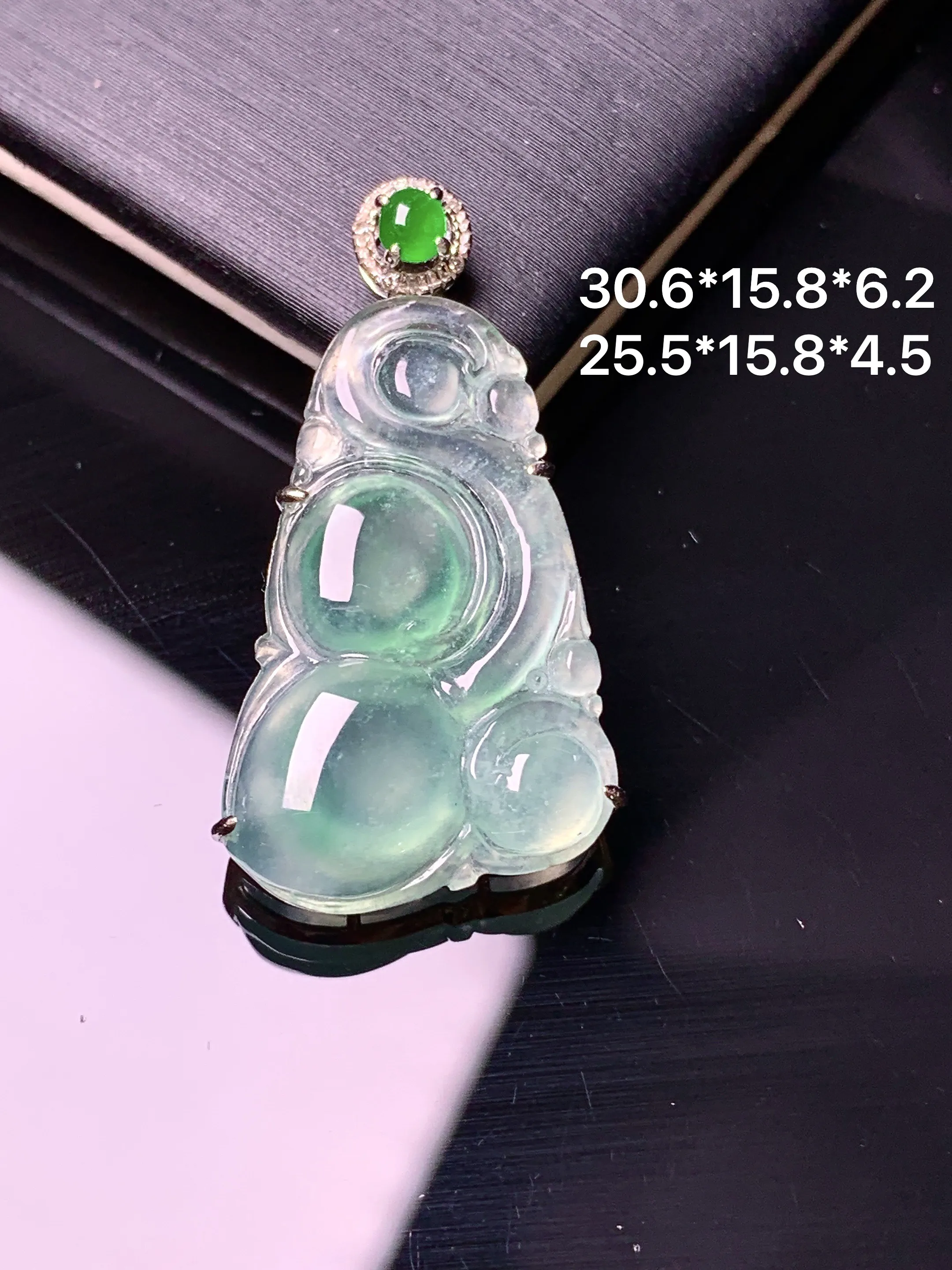 18k金钻镶嵌冰种飘绿如意吊坠 玉质细腻 色泽艳丽清新 整体尺寸30.6*15.8*6.2