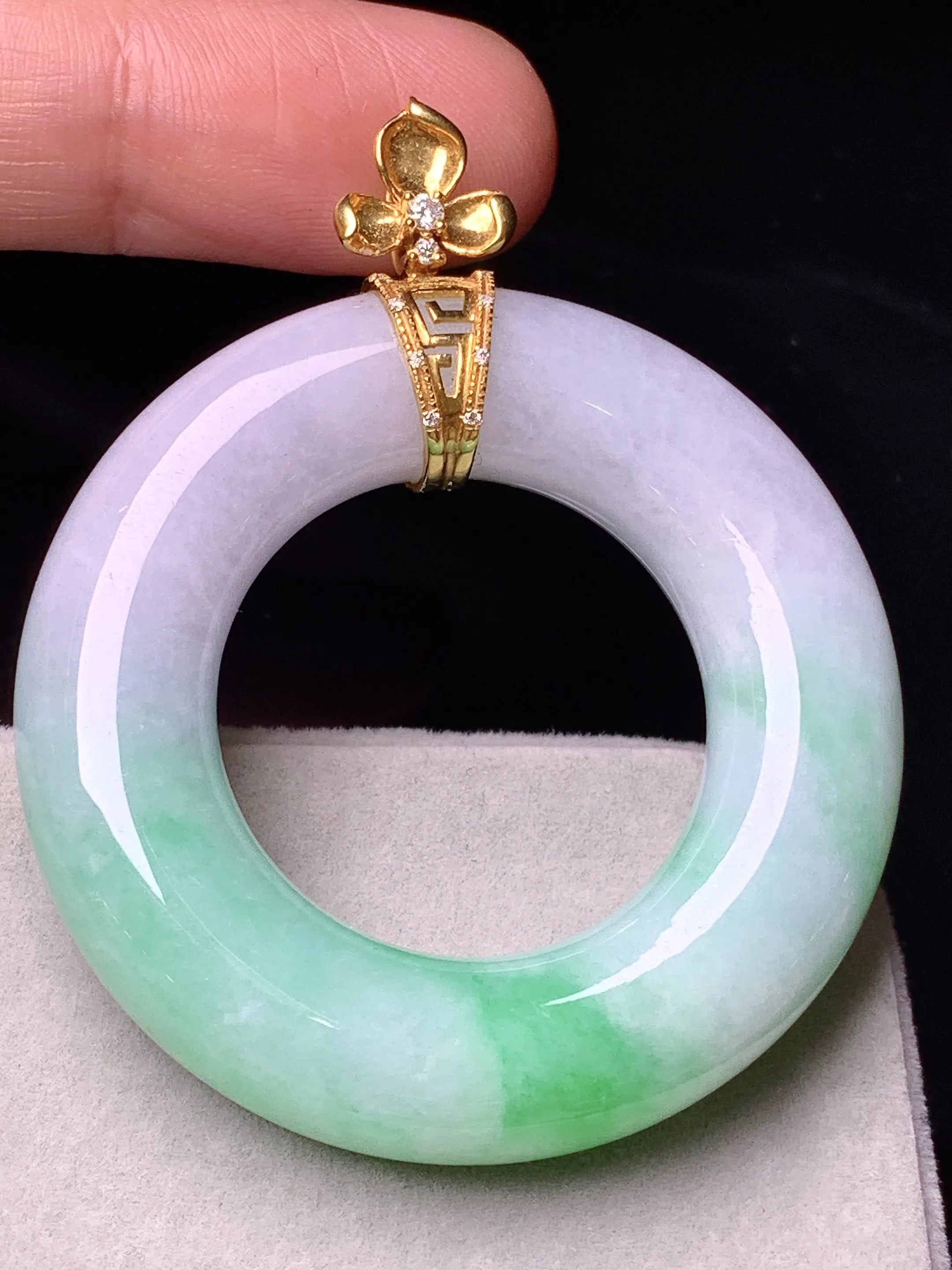 18k金钻镶嵌飘绿平安环吊坠 玉质细腻 色泽艳丽清新 整体尺寸53.7*44*9.8