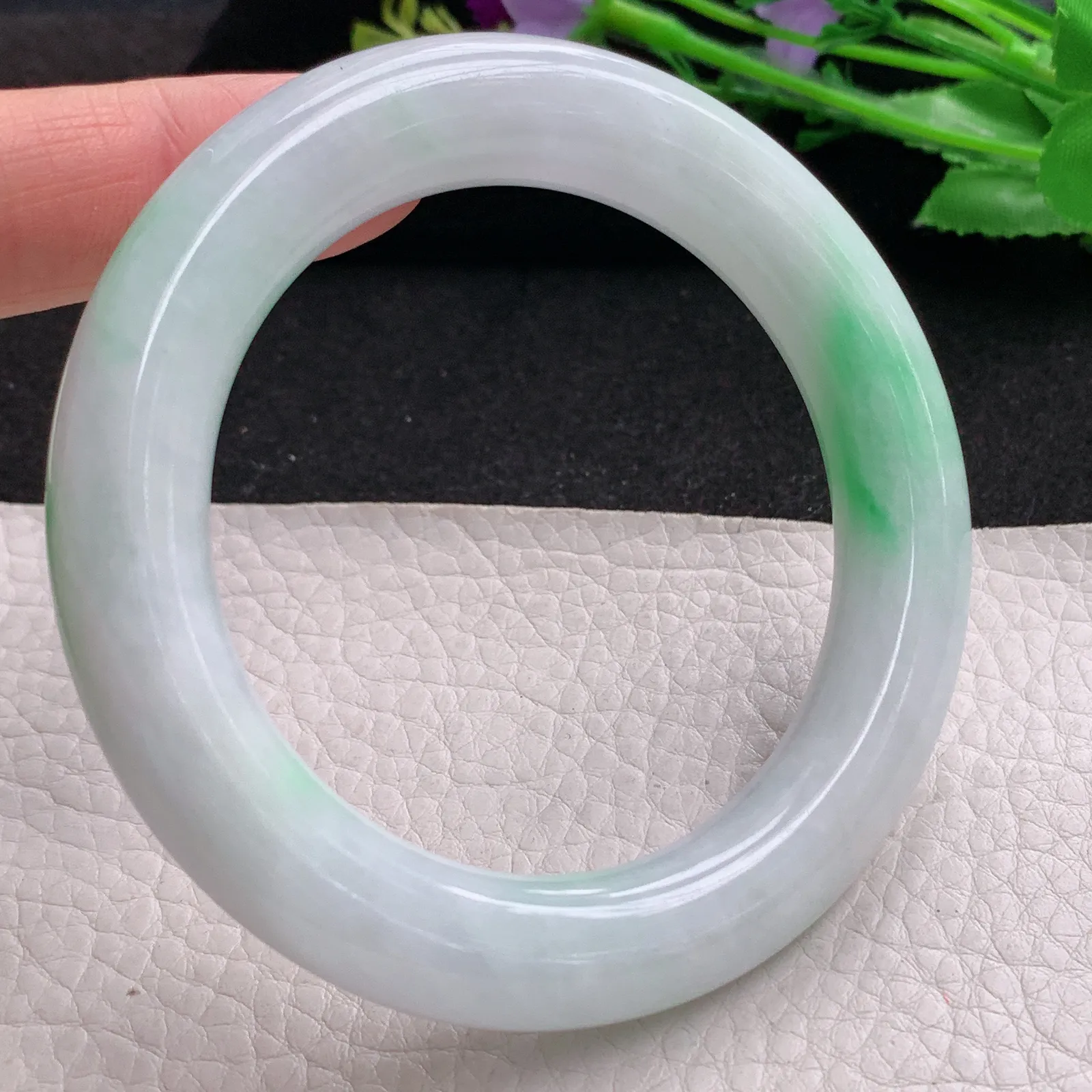 yh实拍56*11.8胖圆镯 缅甸翡翠精美白底青圆条玉手镯 玉手环