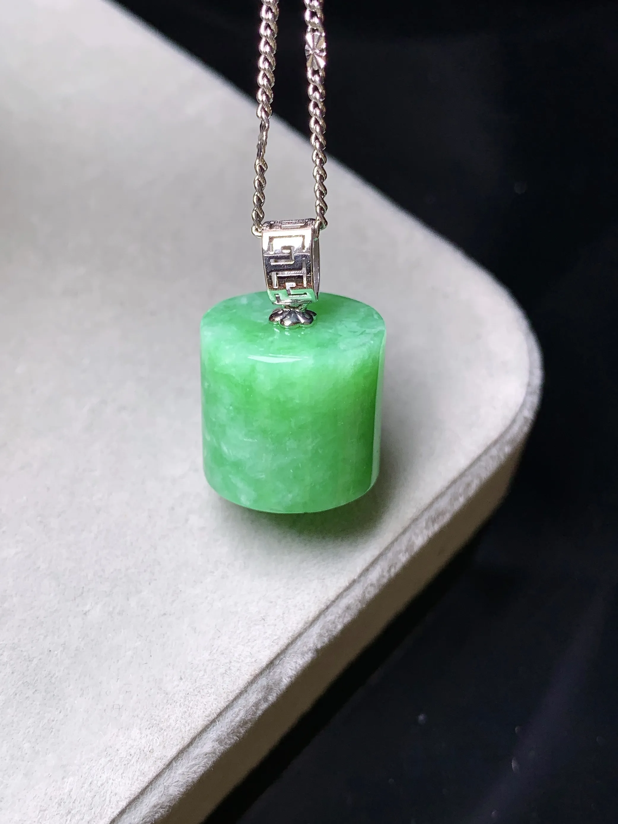 18k金镶嵌翠绿路路通吊坠 玉质细腻 色泽清新艳丽 整体尺寸19*13.3*12