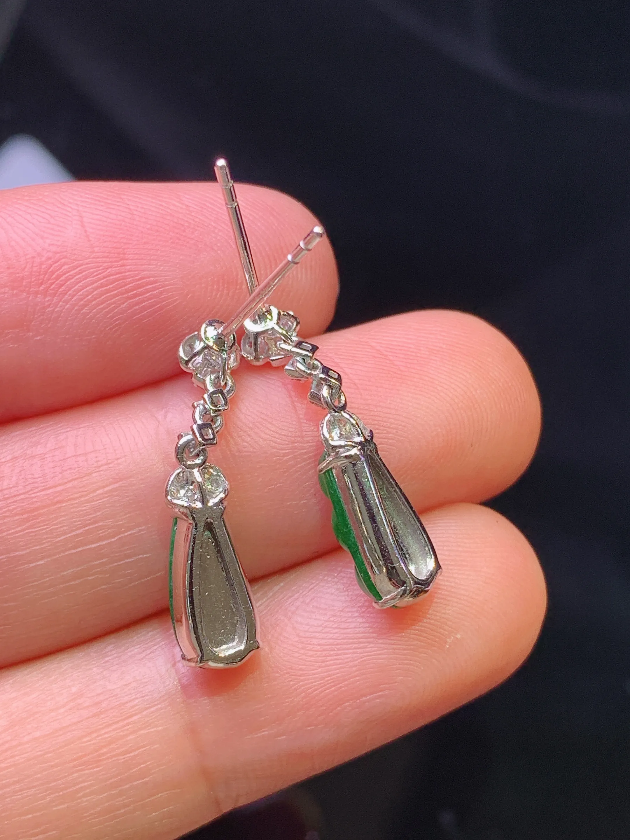 18k金钻镶嵌满绿四季豆耳坠 玉质细腻 色泽艳丽清新 整体尺寸23*5*4.3