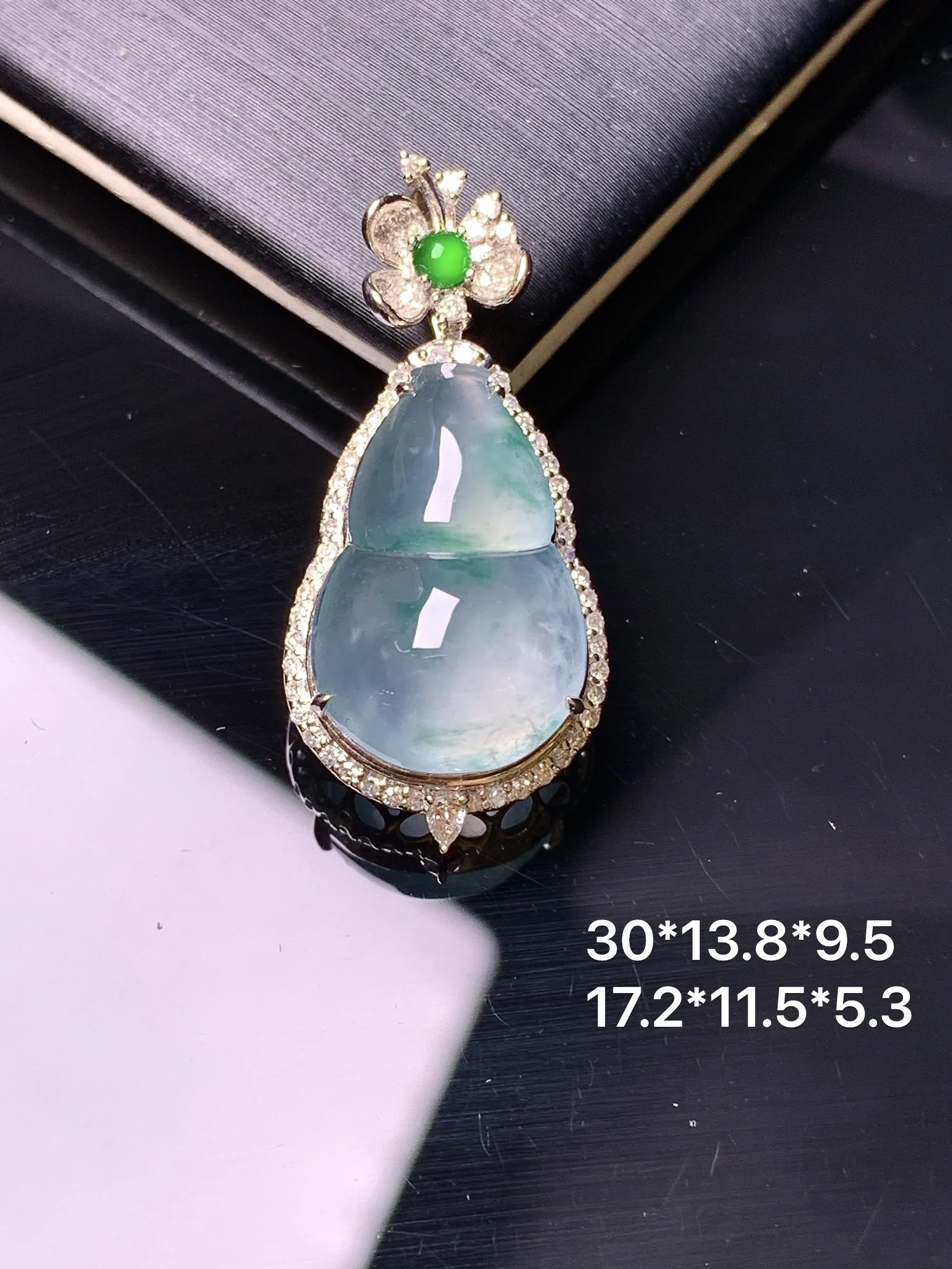 18k金钻镶嵌冰种葫芦吊坠 玉质细腻 色泽艳丽清新 整体尺寸30*13.8*9.5