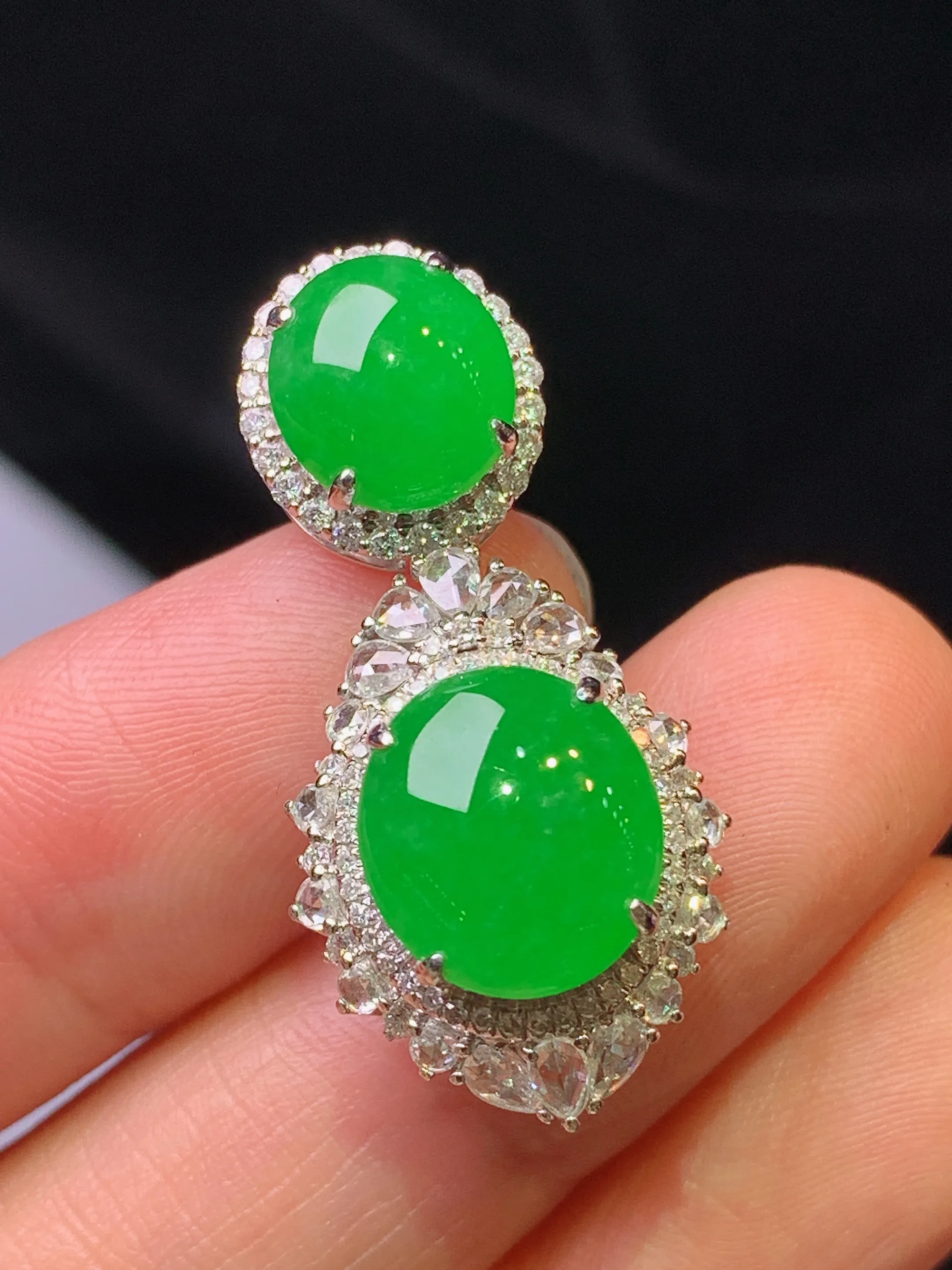 18k金钻镶嵌满绿蛋面组合吊坠 玉质细腻 色泽艳丽清新 整体尺寸31.8*15.5*13