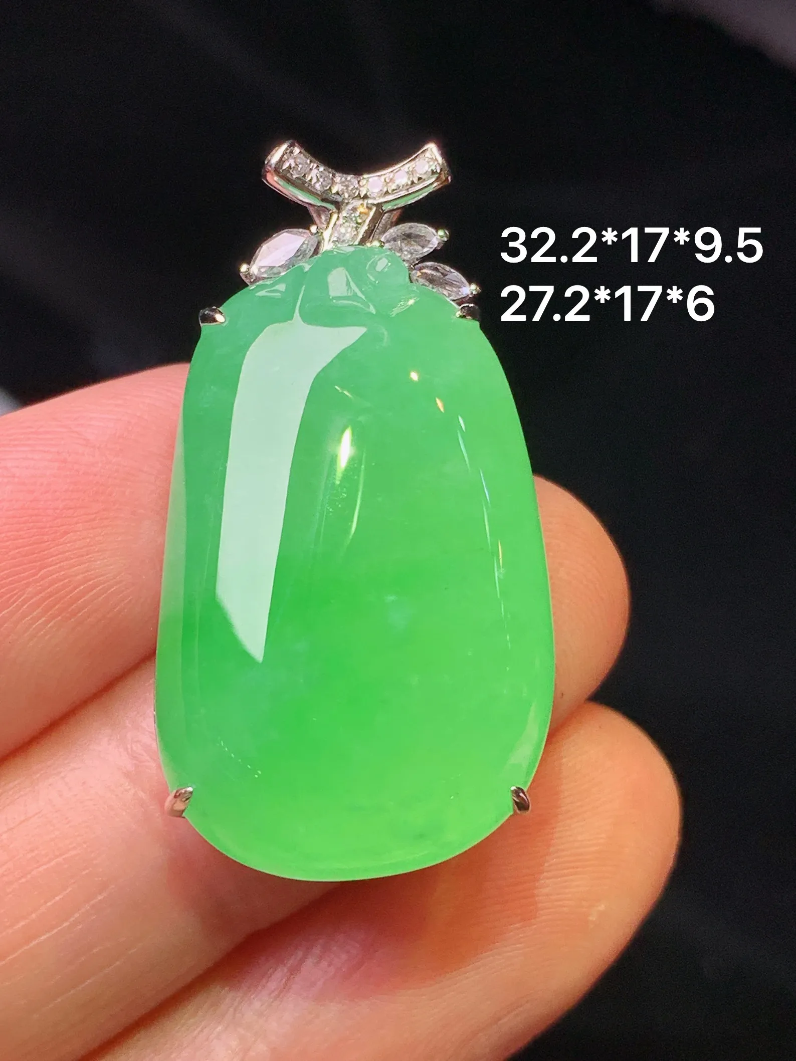 18k金钻镶嵌翠绿福瓜吊坠 玉质细腻 色泽艳丽清新 整体尺寸32.2*17*9.5