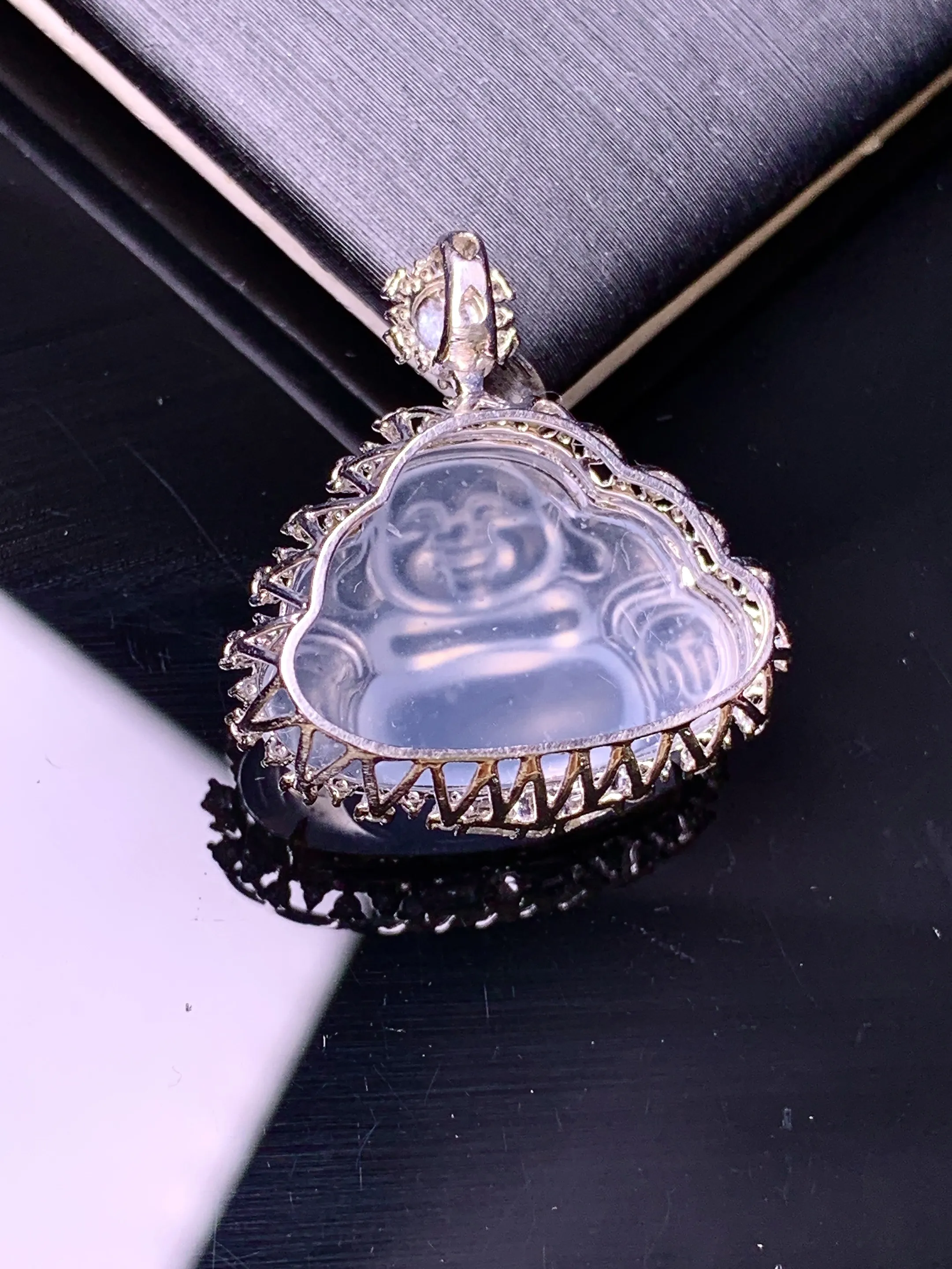 18k金钻镶嵌冰种佛公吊坠 玉质细腻 色泽艳丽清新 整体尺寸23*21.8*8.8