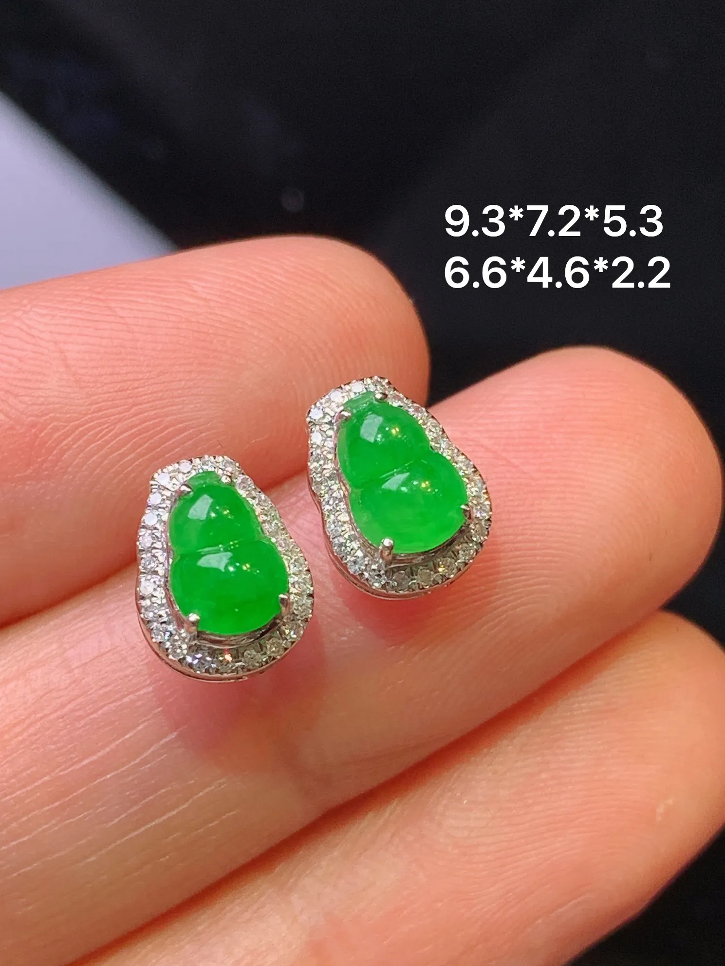 18k金钻镶嵌葫芦耳钉 玉质细腻 色泽艳丽清新 整体尺寸9.3*7.2*5.3