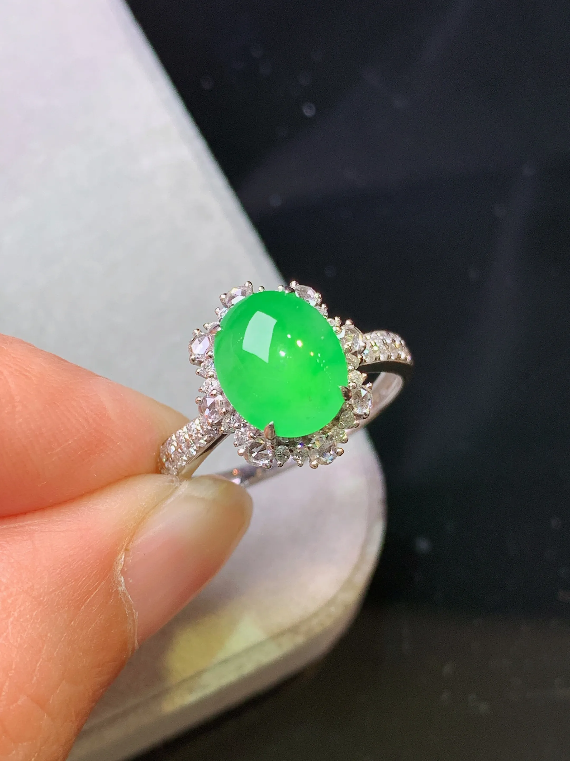 18k金钻镶嵌翠绿蛋面戒指 玉质细腻 色泽艳丽清新 圈口15.5整体尺寸13.3*11.6*8.2