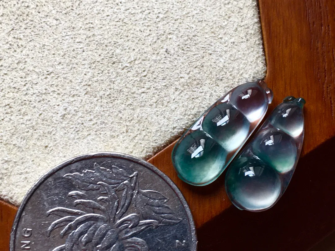 飘彩福豆一对 飘彩十分漂亮，种老极致，光感十足，尺寸18*8.2*4.3、18*7.3*4