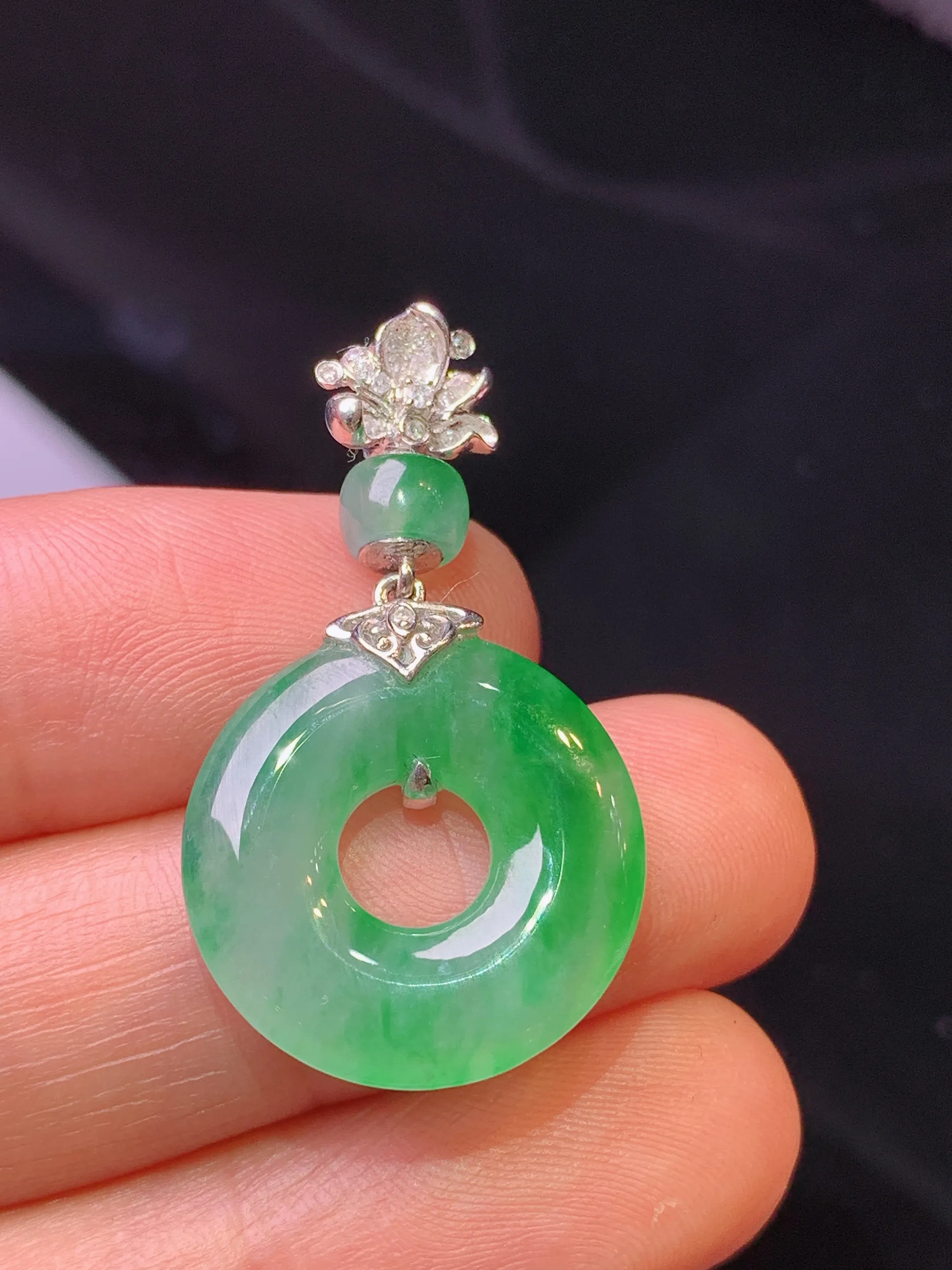 18k金钻镶嵌翠绿平安环吊坠 玉质细腻 色泽艳丽清新 整体尺寸33*18.6*3.7