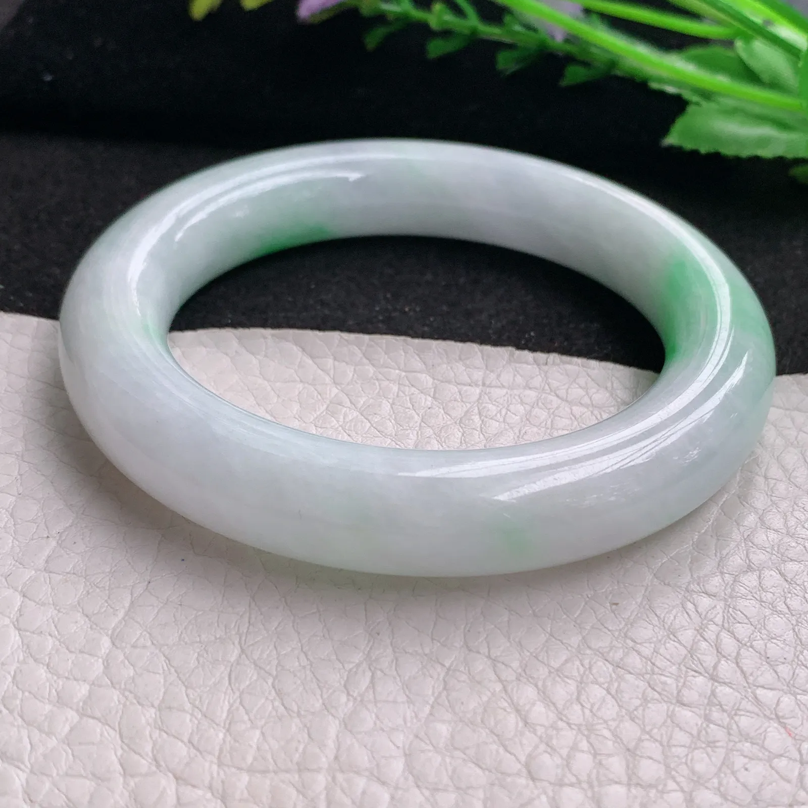 yh实拍56*11.8胖圆镯 缅甸翡翠精美白底青圆条玉手镯 玉手环
