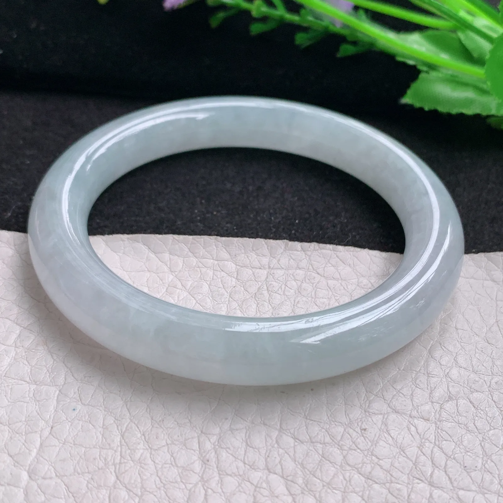 js实拍56*10美人镯 缅甸翡翠精美白月光纯美圆条玉手镯 玉手环