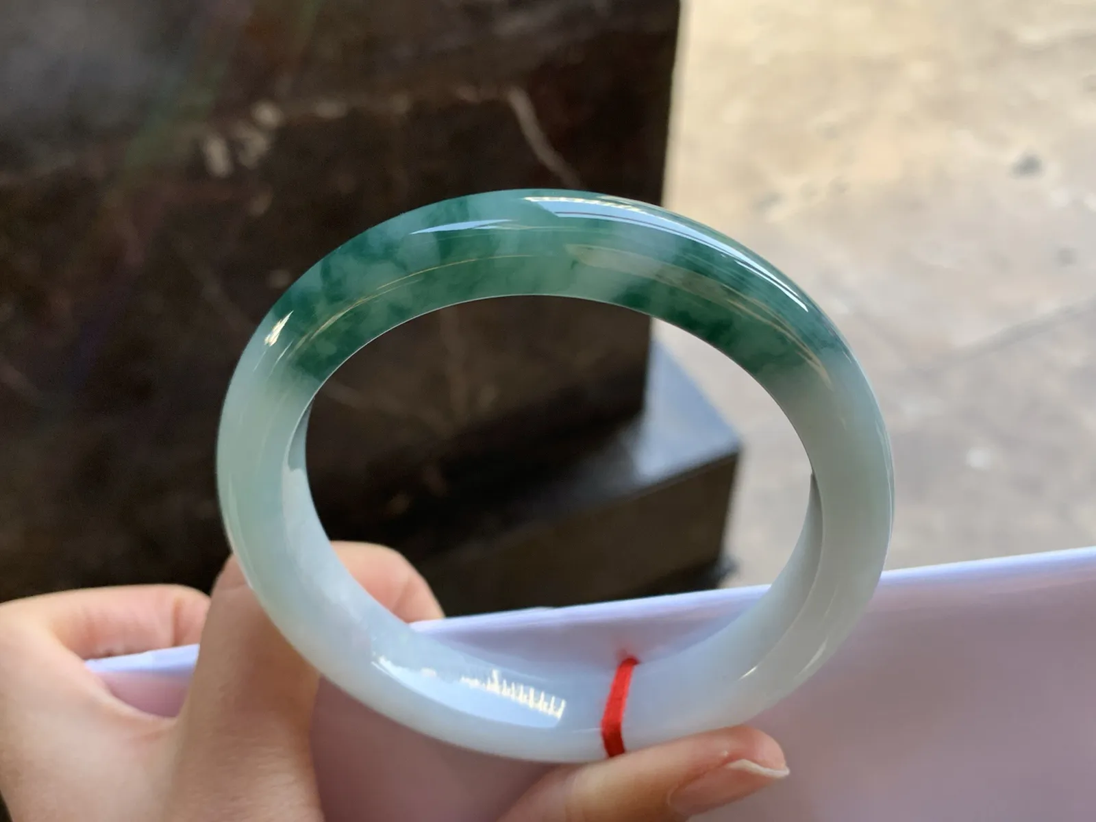 63-12-9.5

蓝花大圈手镯^_^鲜艳 玉质温润