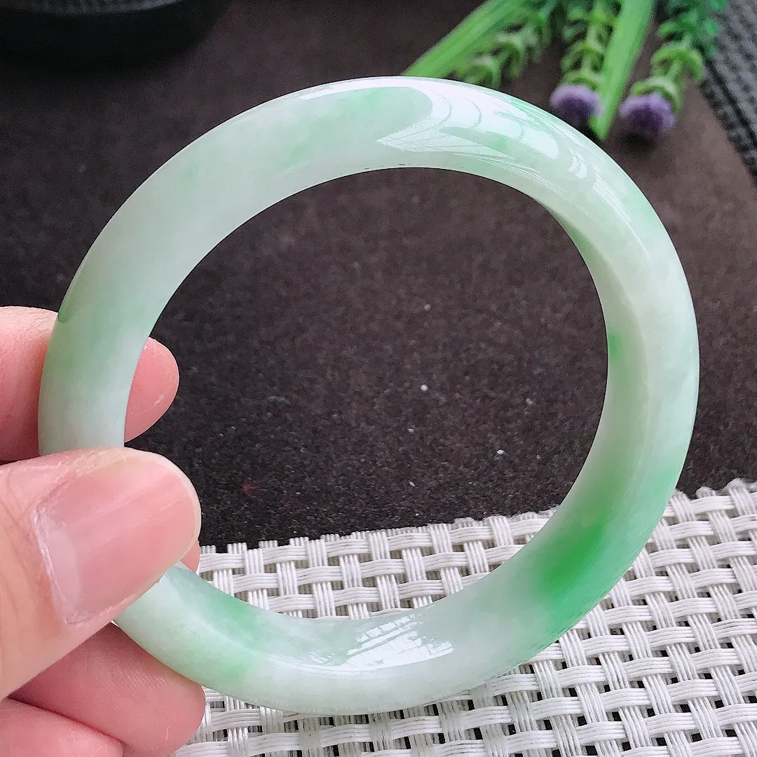 实拍A货翡翠56.8/12.5/8.3老坑秀气冰润飘绿手镯宽边翡翠玉镯女款