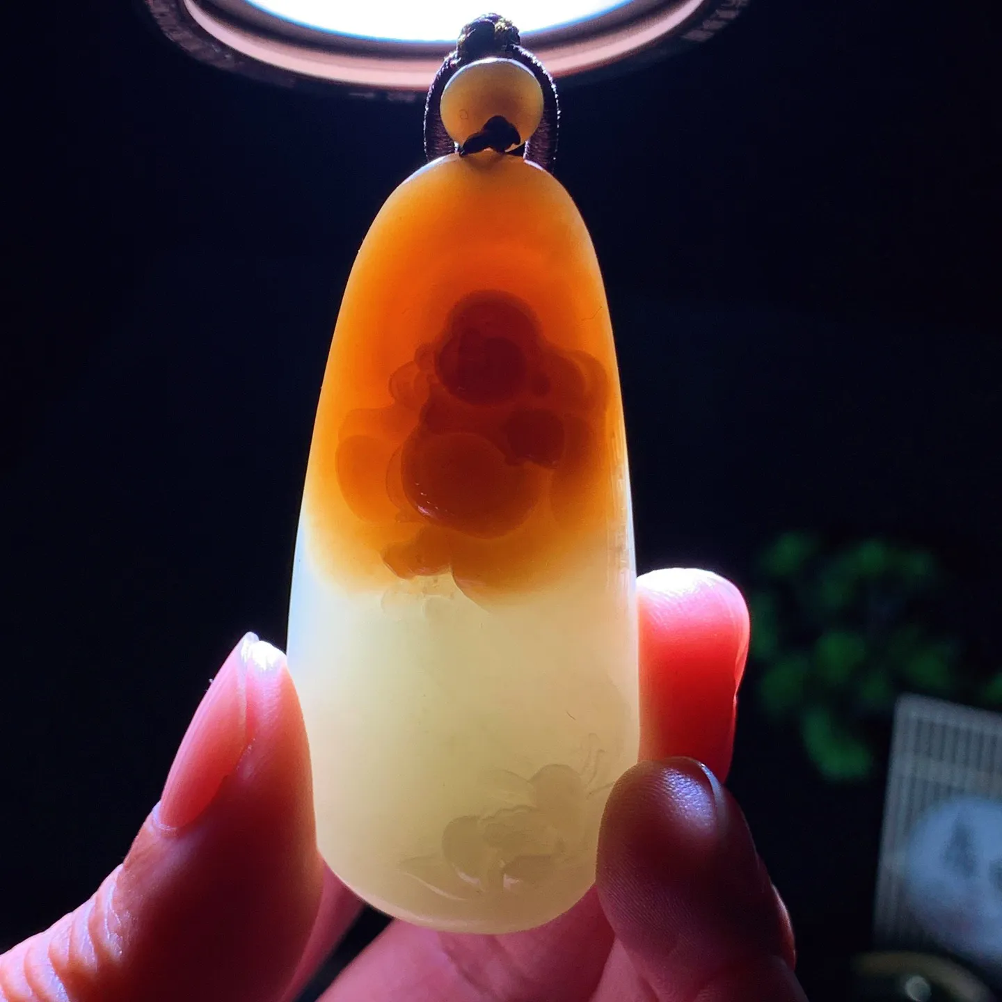 新疆和田玉且末糖佛引福来挂件。 尺寸59/27/12mm重32克。玉质细腻油润。手推出油。品相大气 lt260119