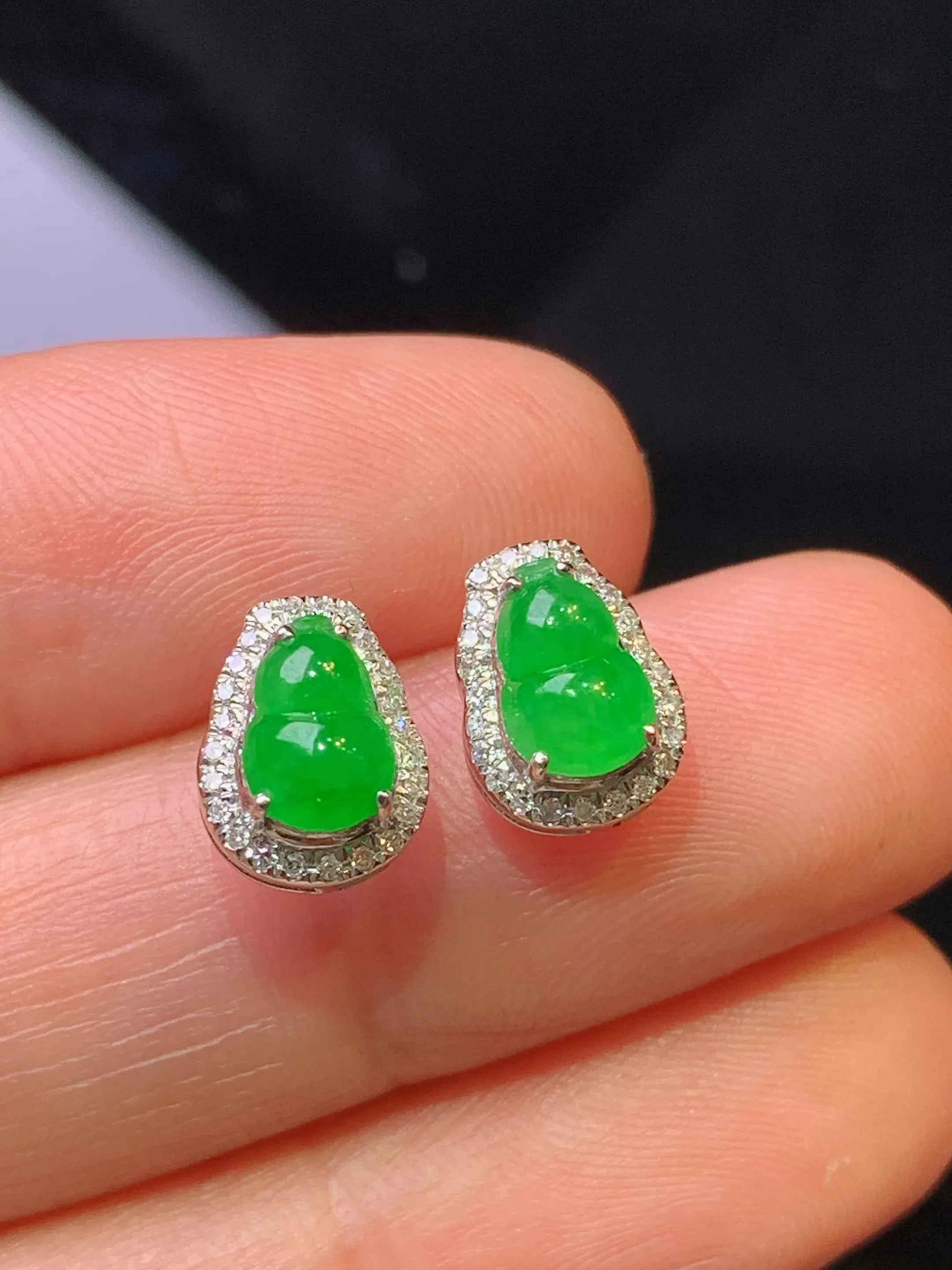 18k金钻镶嵌葫芦耳钉 玉质细腻 色泽艳丽清新 整体尺寸9.3*7.2*5.3