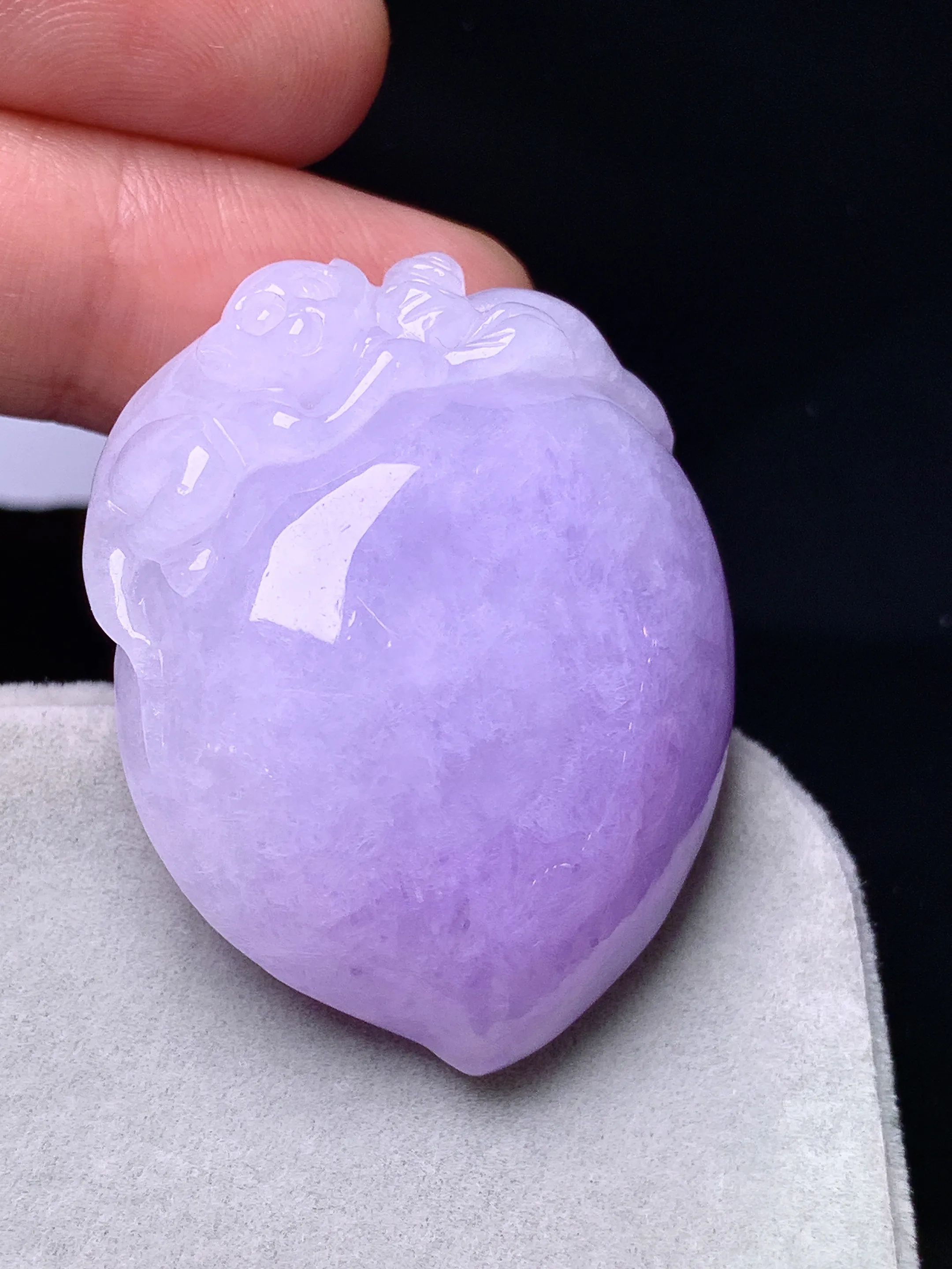 紫罗兰寿桃吊坠 玉质细腻 色泽艳丽清新 整体尺寸37.5*30*12.5