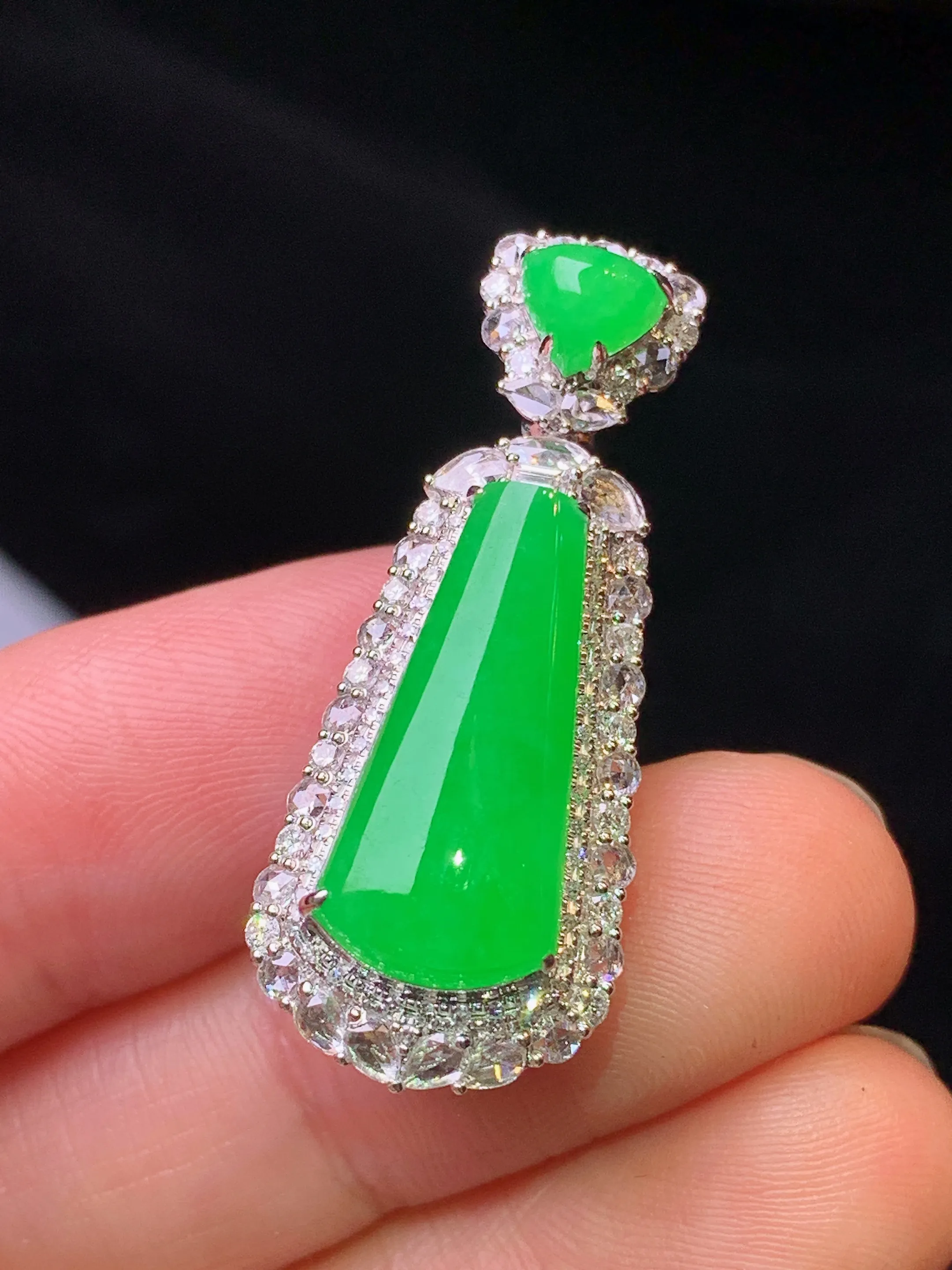 18k金钻镶嵌翠绿玉柱吊坠 玉质细腻 色泽艳丽清新 整体尺寸33.6*13.5*11