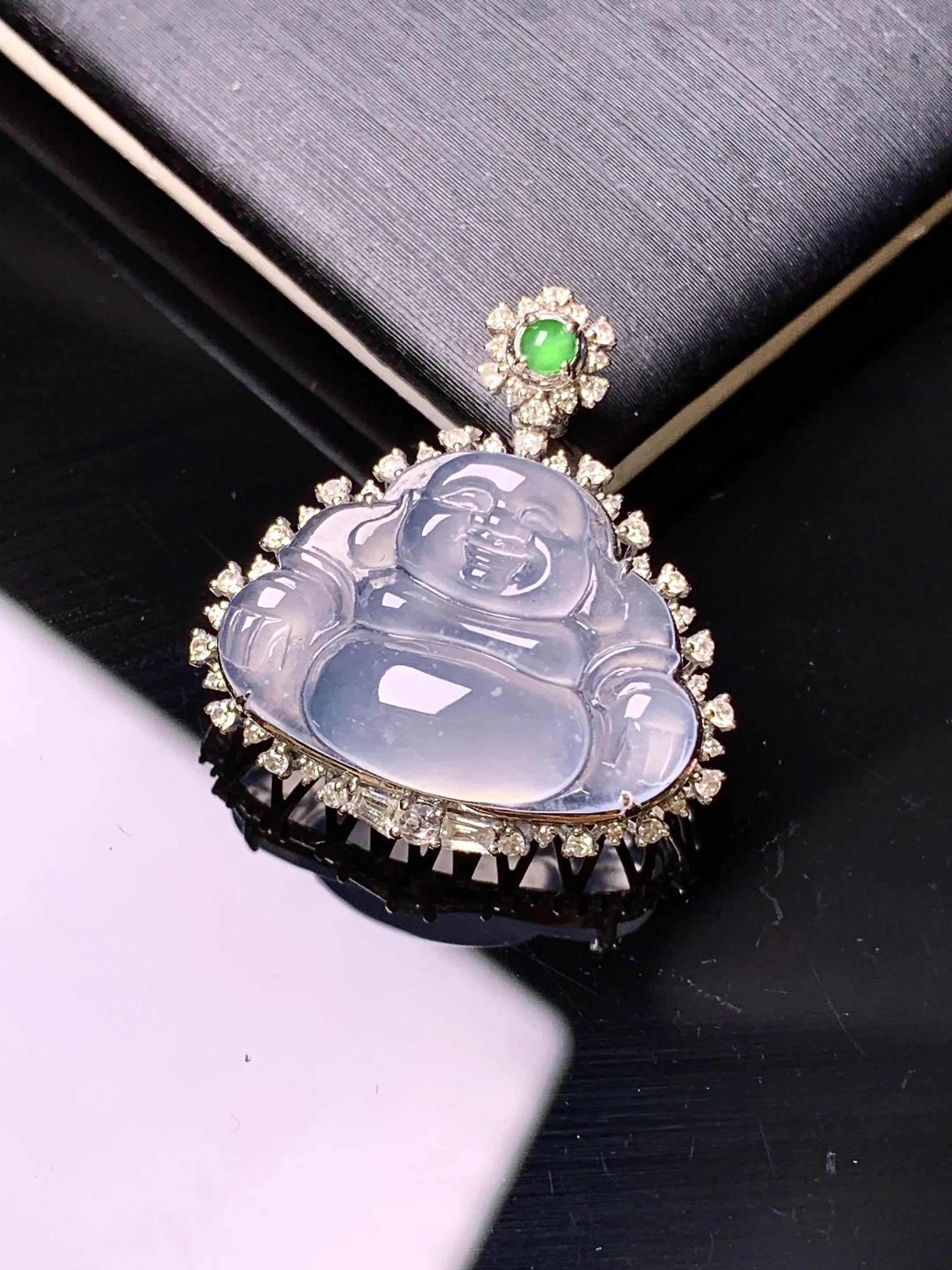 18k金钻镶嵌冰种佛公吊坠 玉质细腻 色泽艳丽清新 整体尺寸23*21.8*8.8