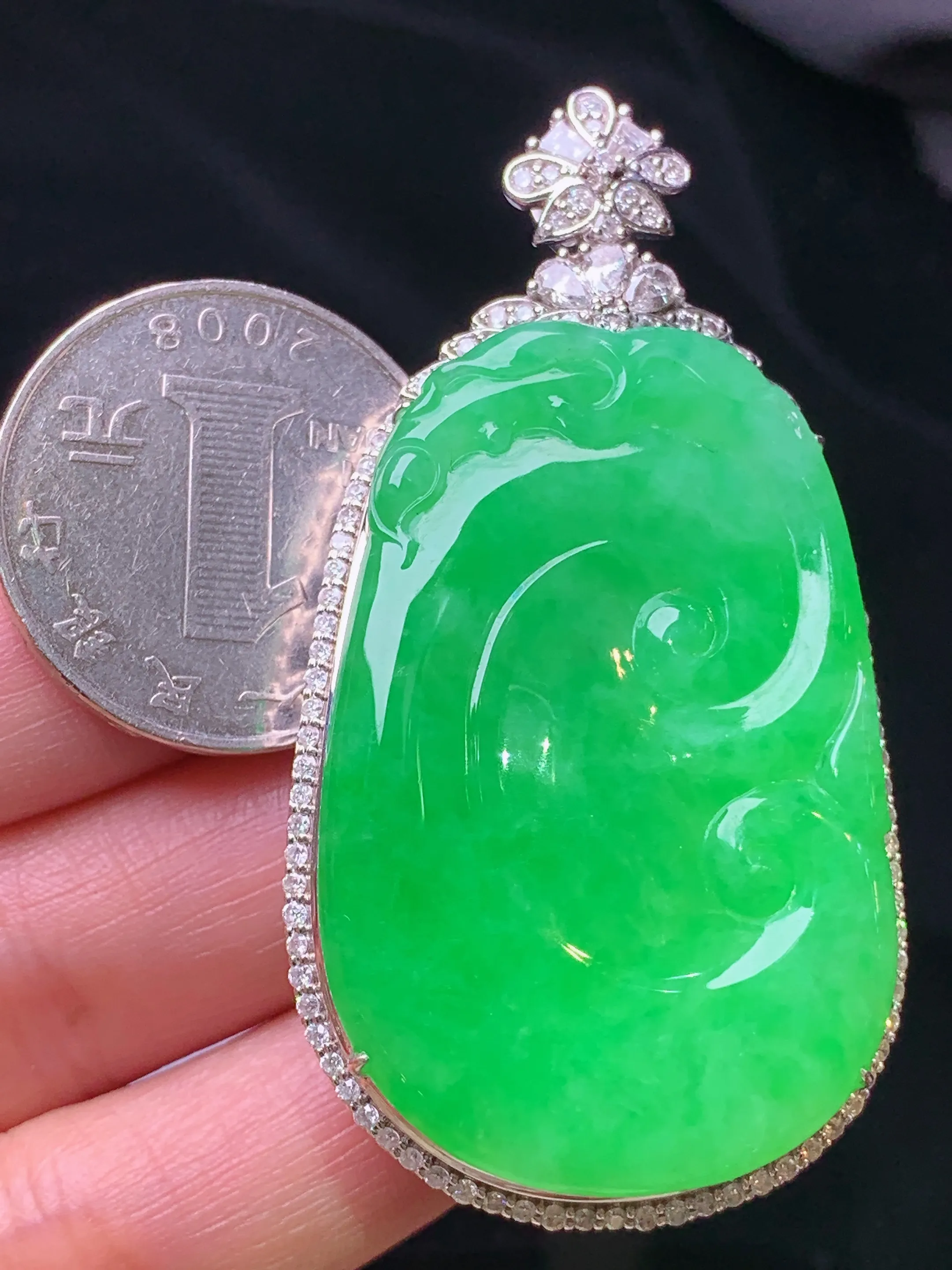 18k金钻镶嵌翠绿如意吊坠 玉质细腻 色泽艳丽清新 整体尺寸59*31*11.5