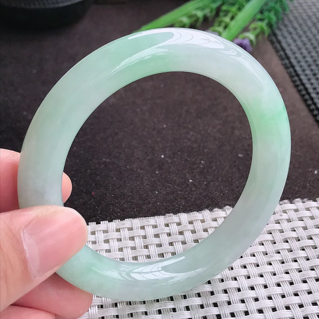 实拍A货翡翠57/10.8/10.6老坑冰胶水灵冰晴绿圆条手镯翡翠玉镯女款