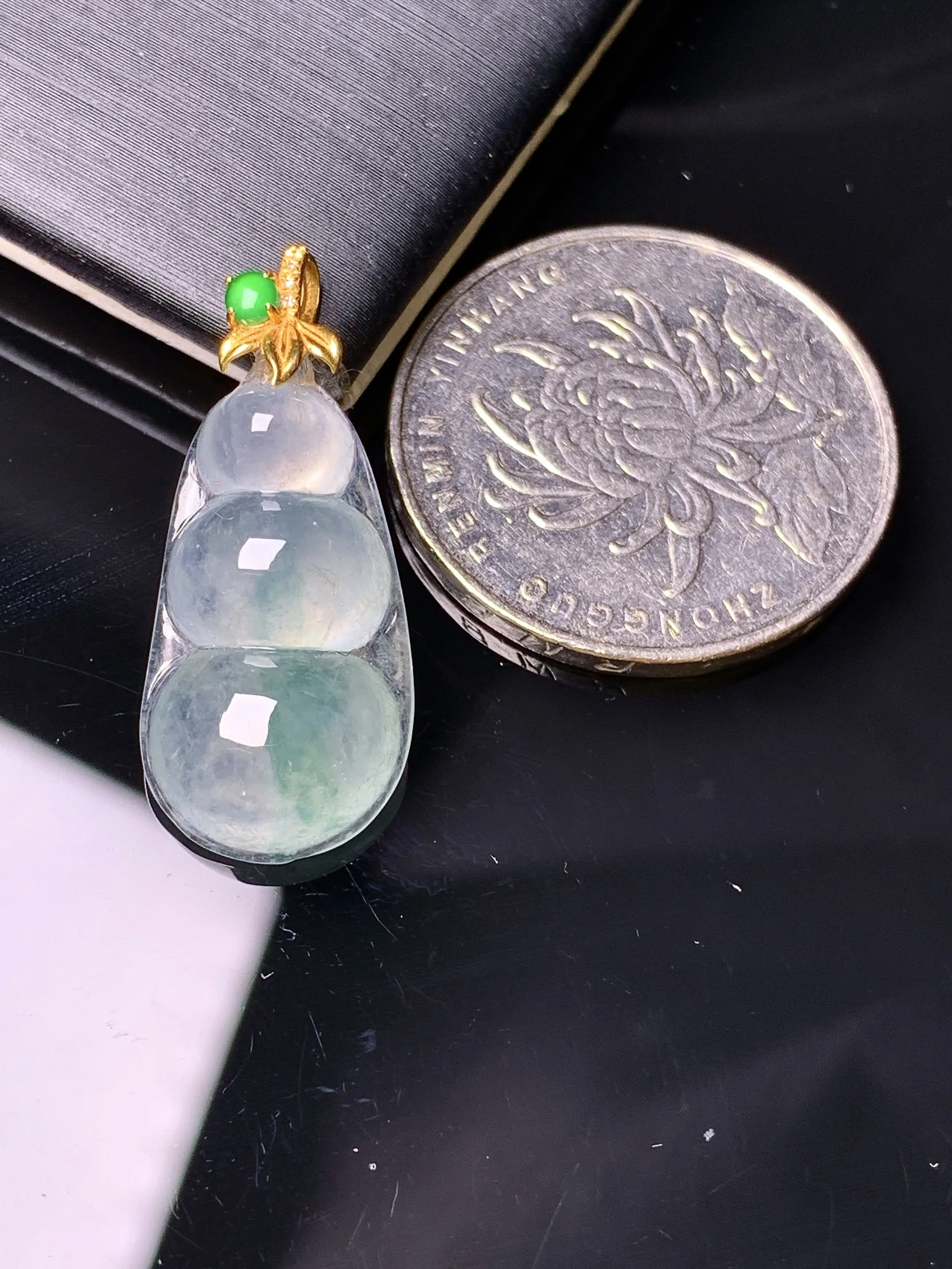 18k金镶嵌吊坠 玉质细腻 色泽艳丽清新 整体尺寸28*12*5.2