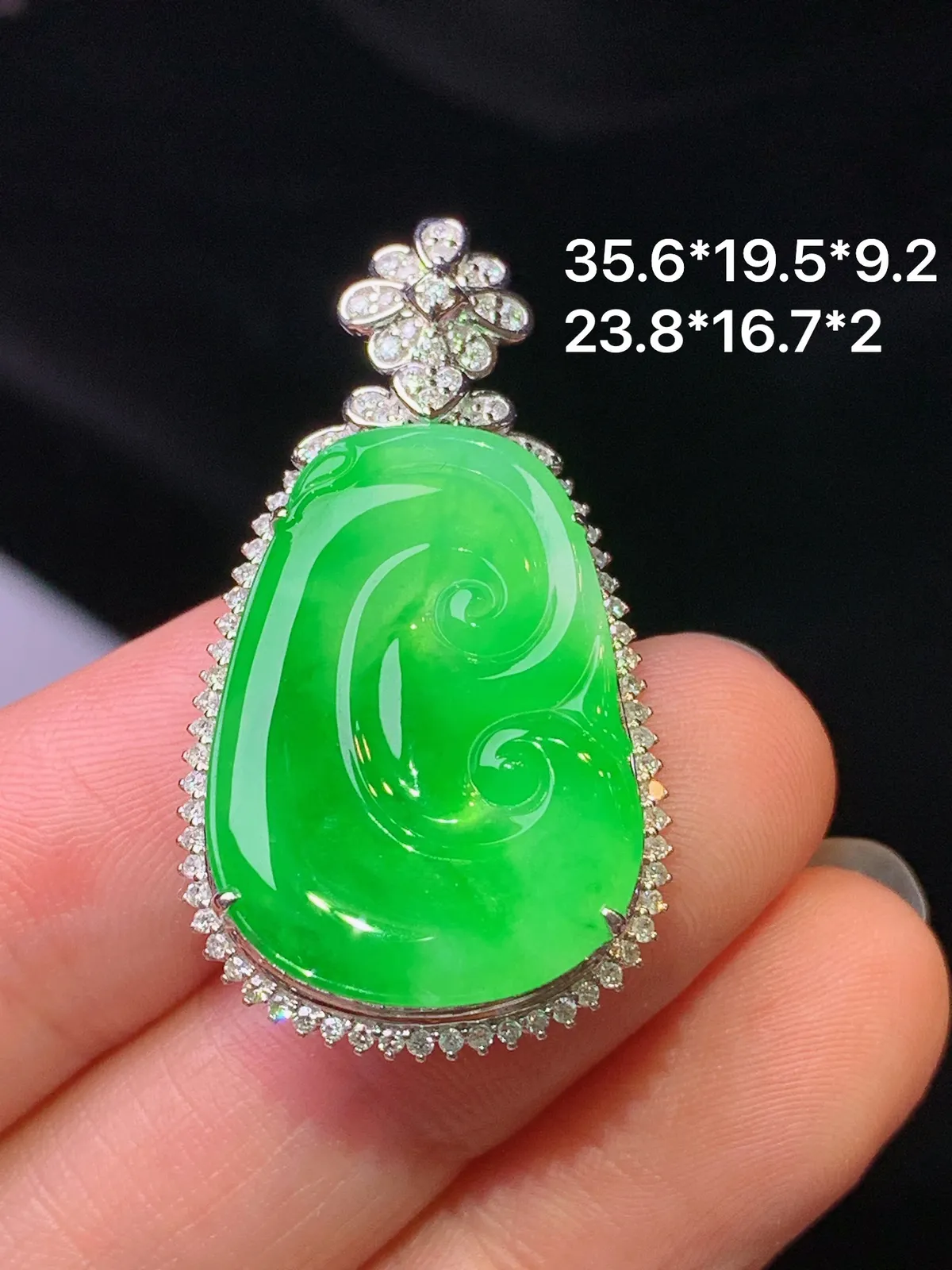 18k金钻镶嵌翠绿如意吊坠 玉质细腻 色泽清新艳丽 整体尺寸35.6*19.5*9.2