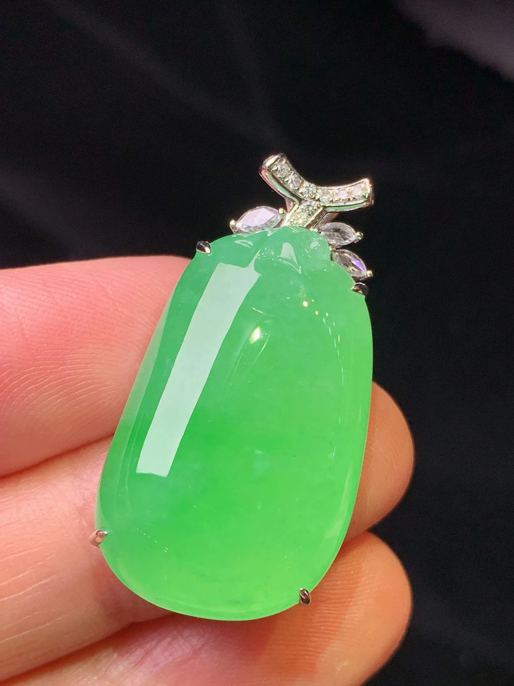 18k金钻镶嵌翠绿福瓜吊坠 玉质细腻 色泽艳丽清新 整体尺寸32.2*17*9.5