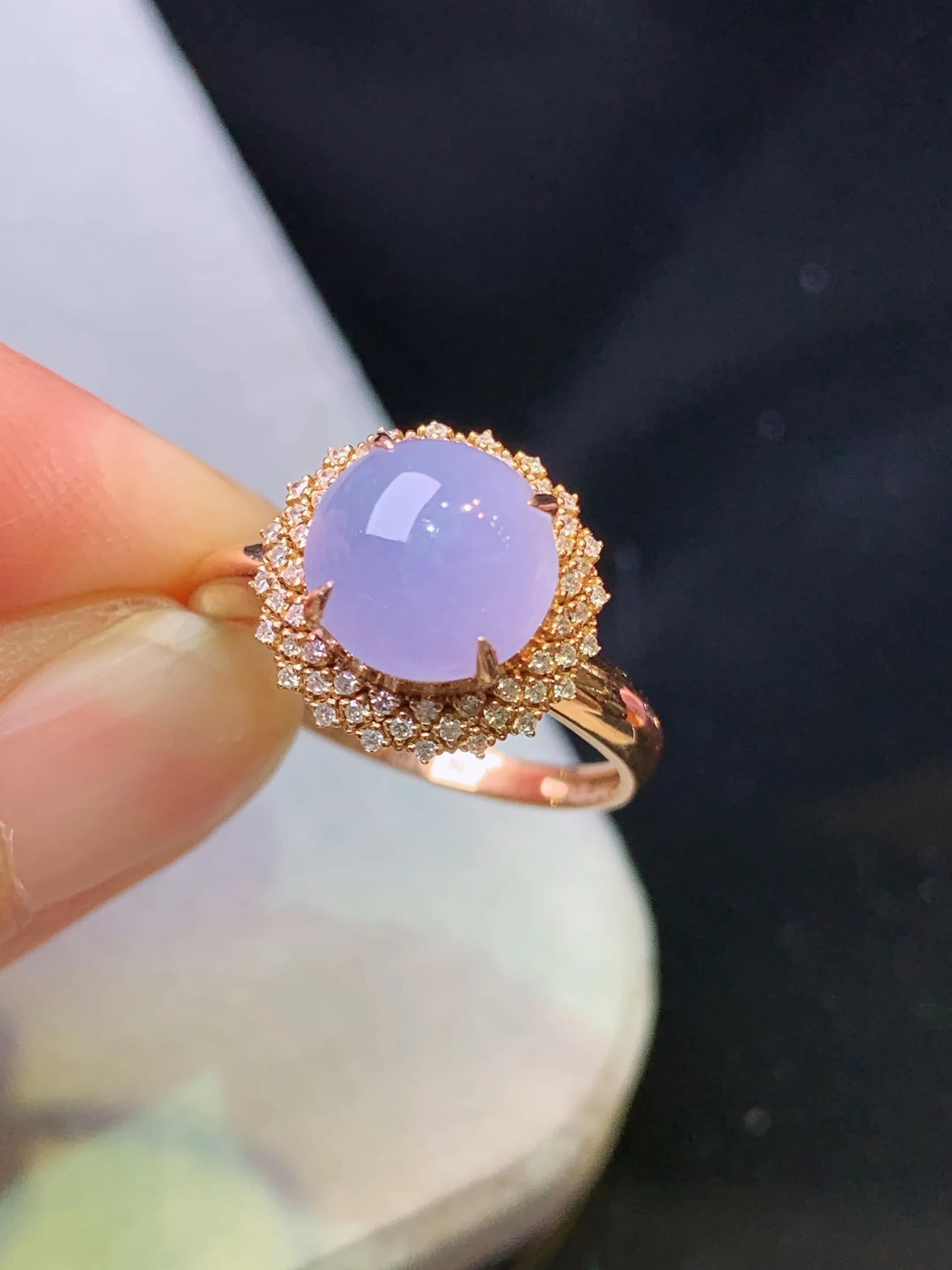 18k金钻镶嵌紫罗兰蛋面戒指 玉质细腻 色泽清新艳丽 圈口13.5整体尺寸12.3*9.5